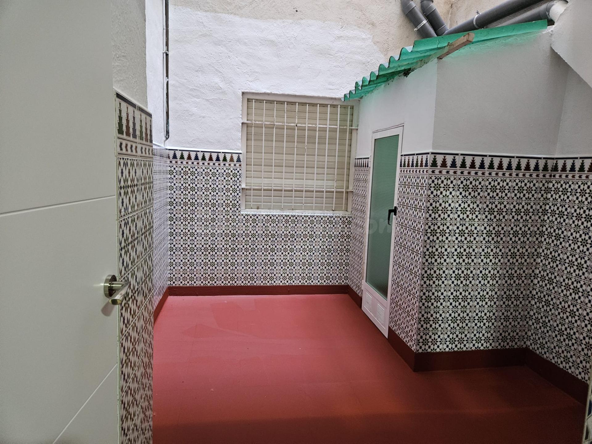 Piso reformado, todo exterior, con gran patio y trastero, en - foto 2