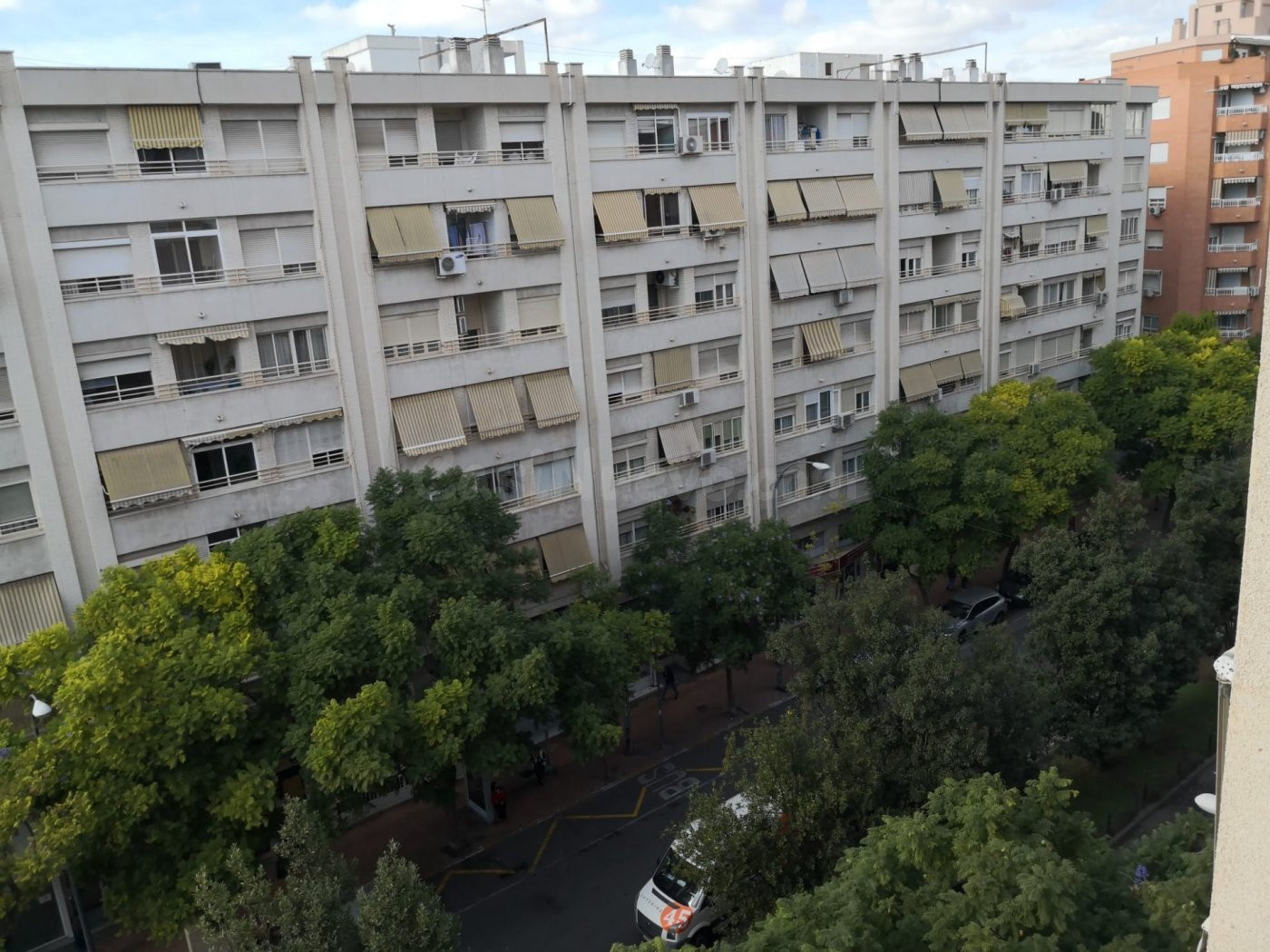 SE ALQUILA PISO  /SOLO FUNCIONARIOS CON SOLVENCIA ECONOMICA/ - foto 3