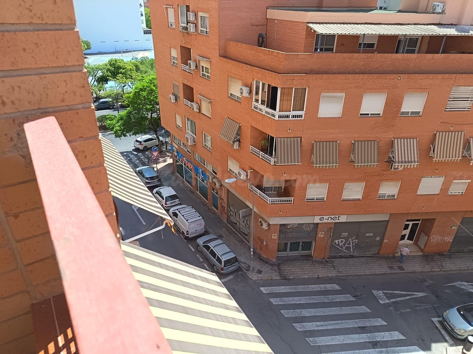 SE ALQUILA ÁTICO, ASCENSOR, AMUEBLADO, FRENTE HOSPITAL GENER