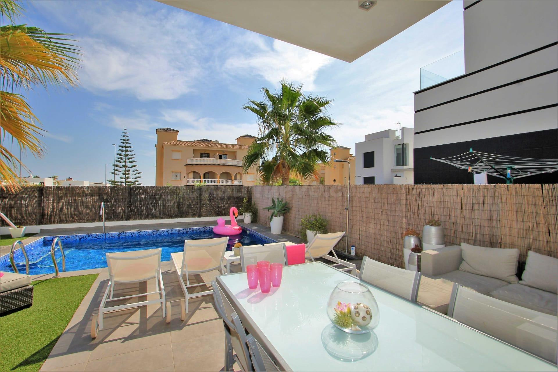ALQUILER- LUJOSA VILLA DE 3D-3B EN LOMAS DEL CABO ROIG CON PISCINA PRIVADA Y SOLARIUM