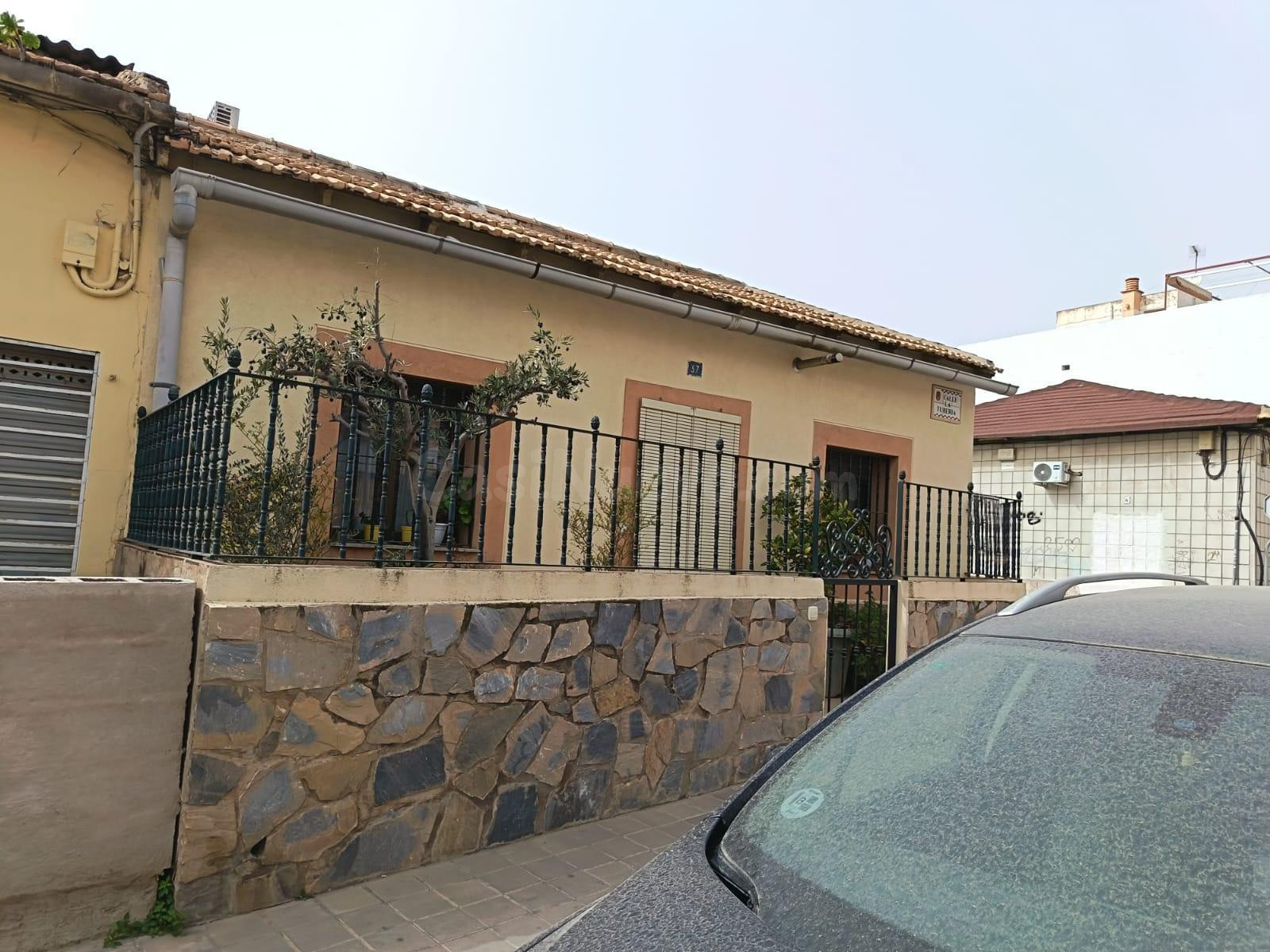 SE VENDE CASA AISLADA / REFORMADA / BARRIO SAN AGUSTIN