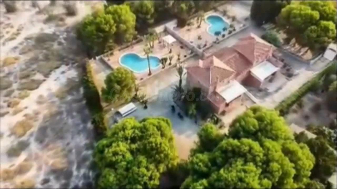 SE VENDE Extraordinaria villa con dos viviendas gemelas Vill