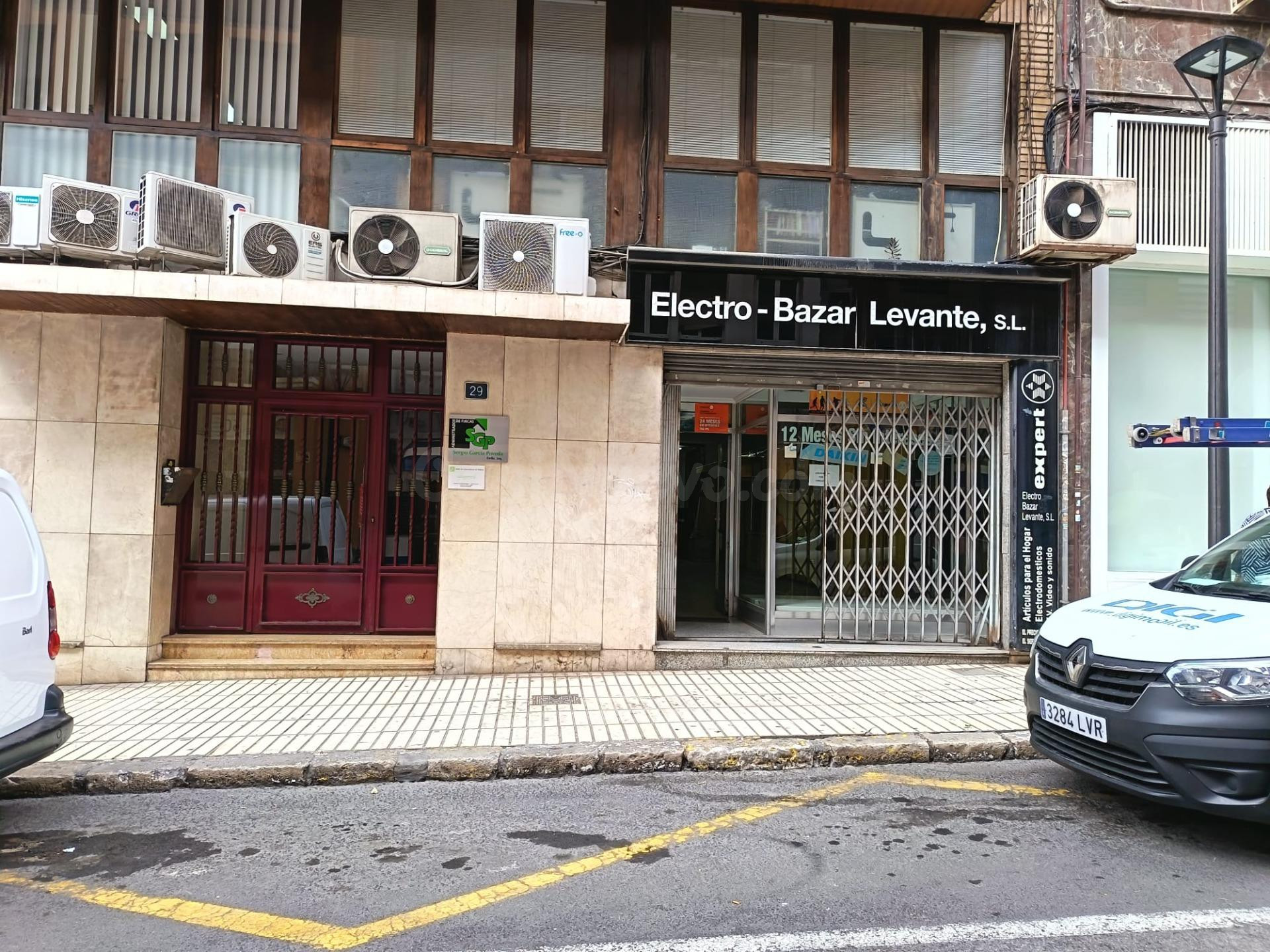 SE VENDE LOCAL / CENTRICO /ZONA COMERCIAL / PLANTA1ª Y SOTAN - foto 2