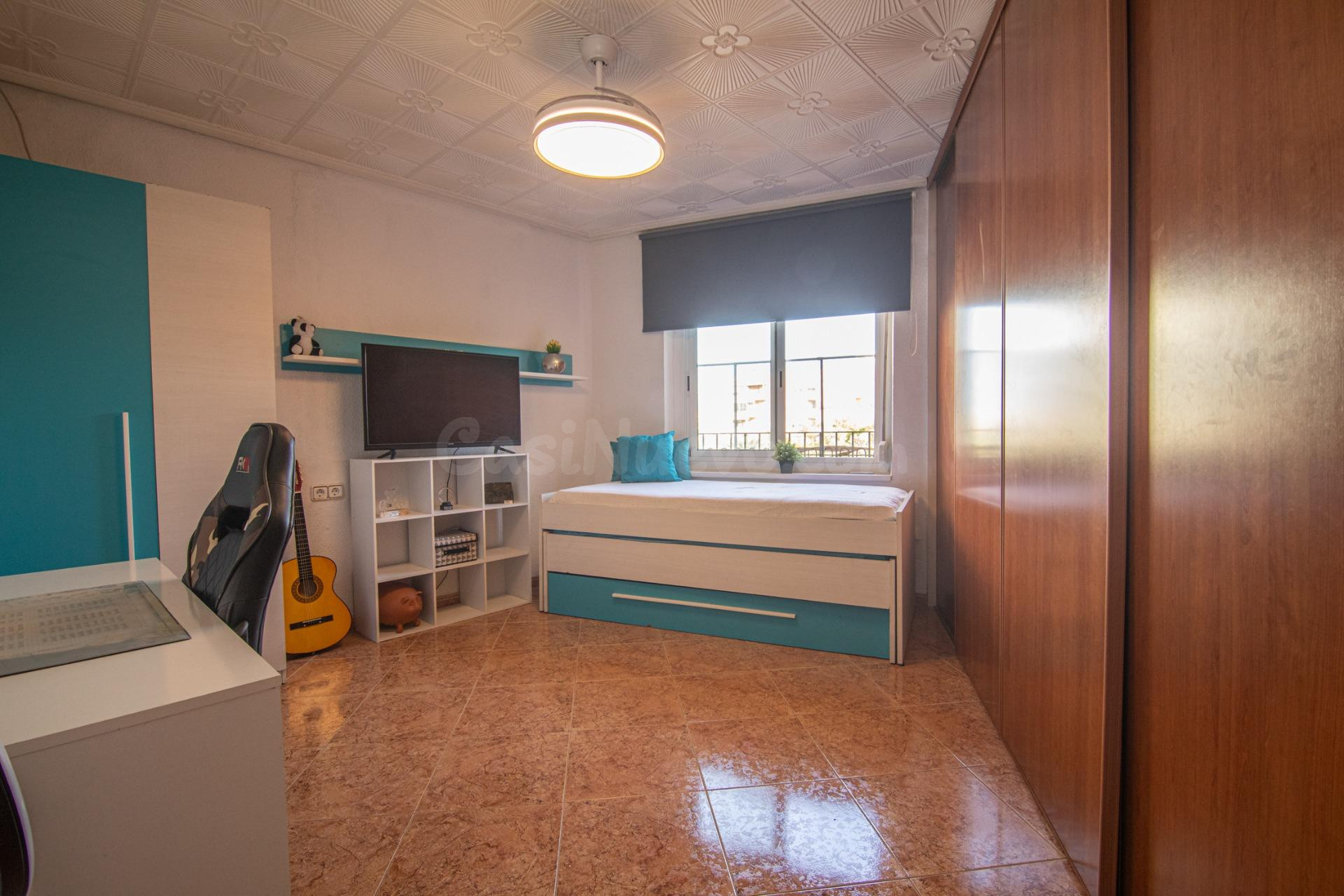 3º REAL SIN ASCENSOR CON 3 habitaciones Y 1 BAÑO CON BALCON  - foto 2