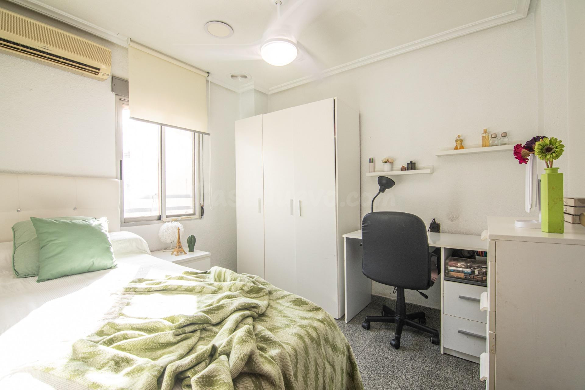 3º real sin ascensor de 3 habitaciones, 1 baño y balcon