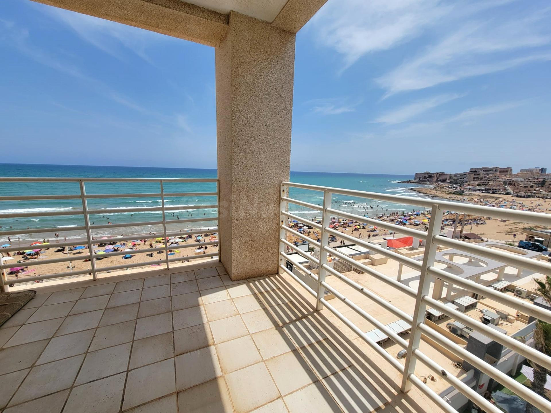 Ático con impresionantes vistas frontales al mar, en primera línea de la playa, 2 dormitorios, 2 baños, plaza de garaje, piscina y jardines, en La Mata