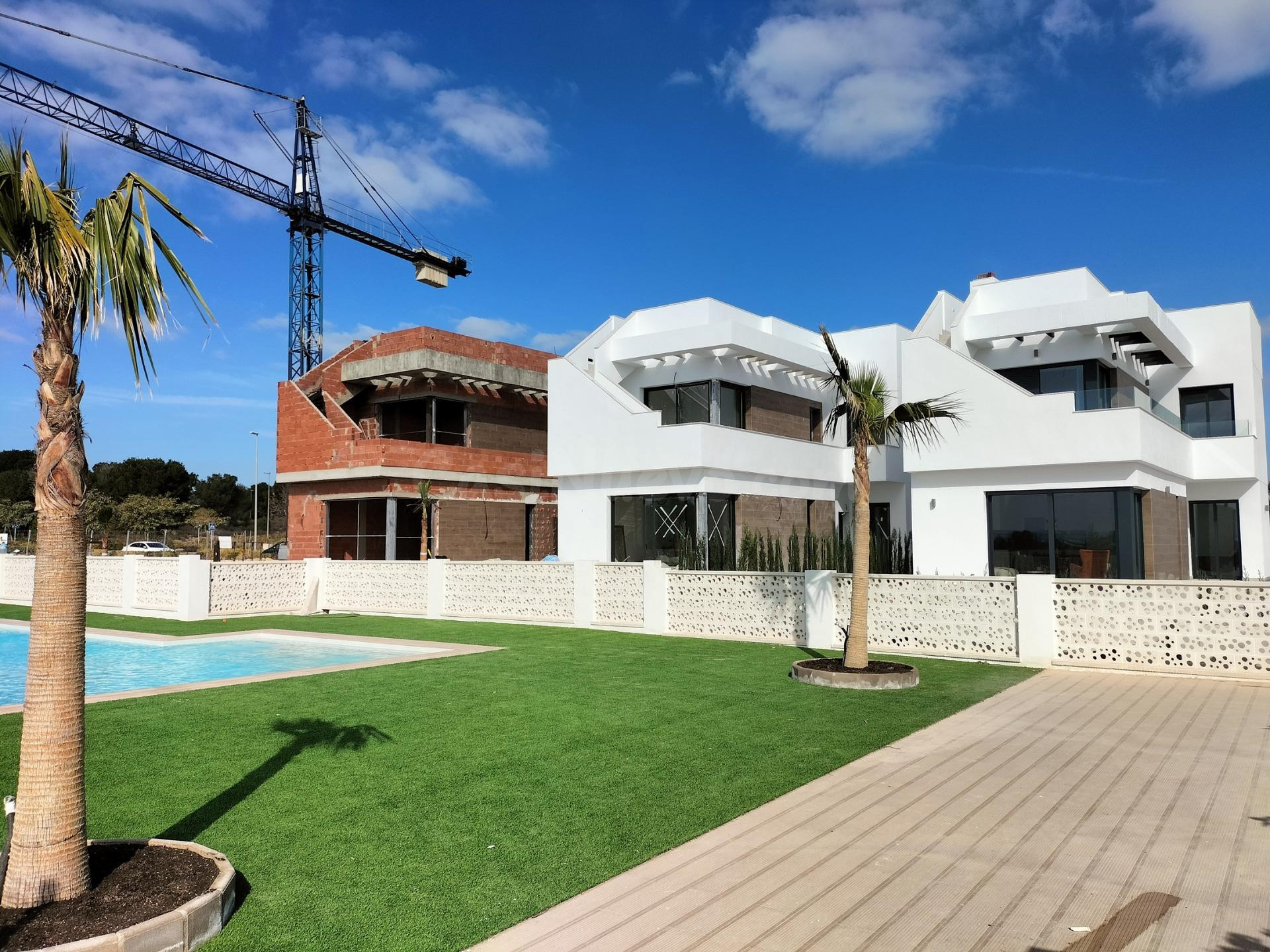 VILLAS DE OBRA NUEVA EN PILAR DE LA HORADADA EN EL CAMPO DE 