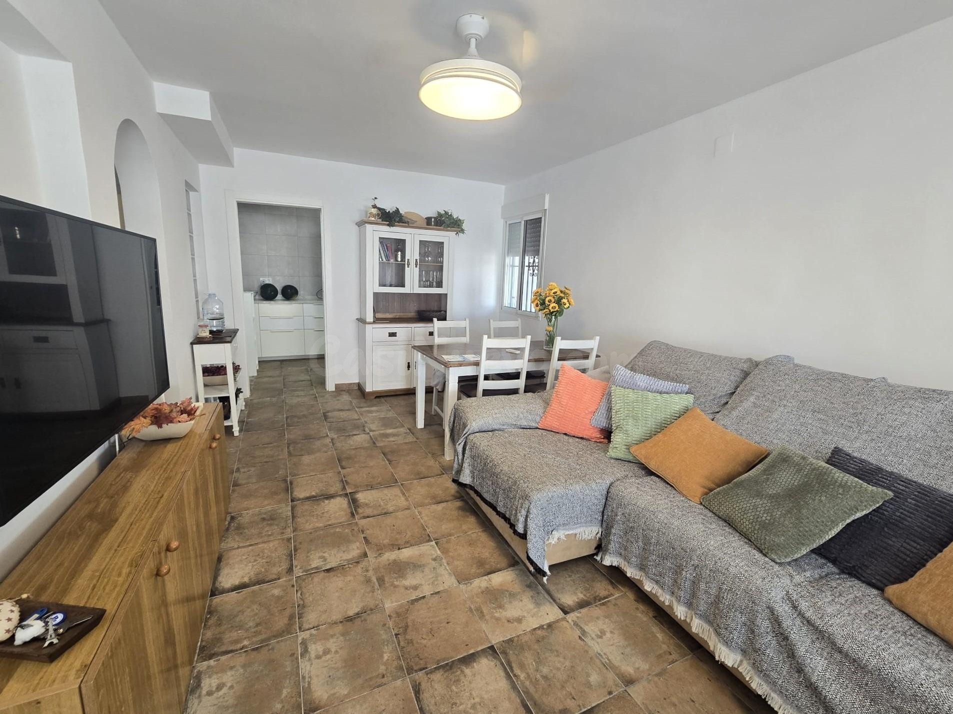 Bonita vivienda adosada, 3 dormitorios, 1 baño, terraza muy  - foto 4