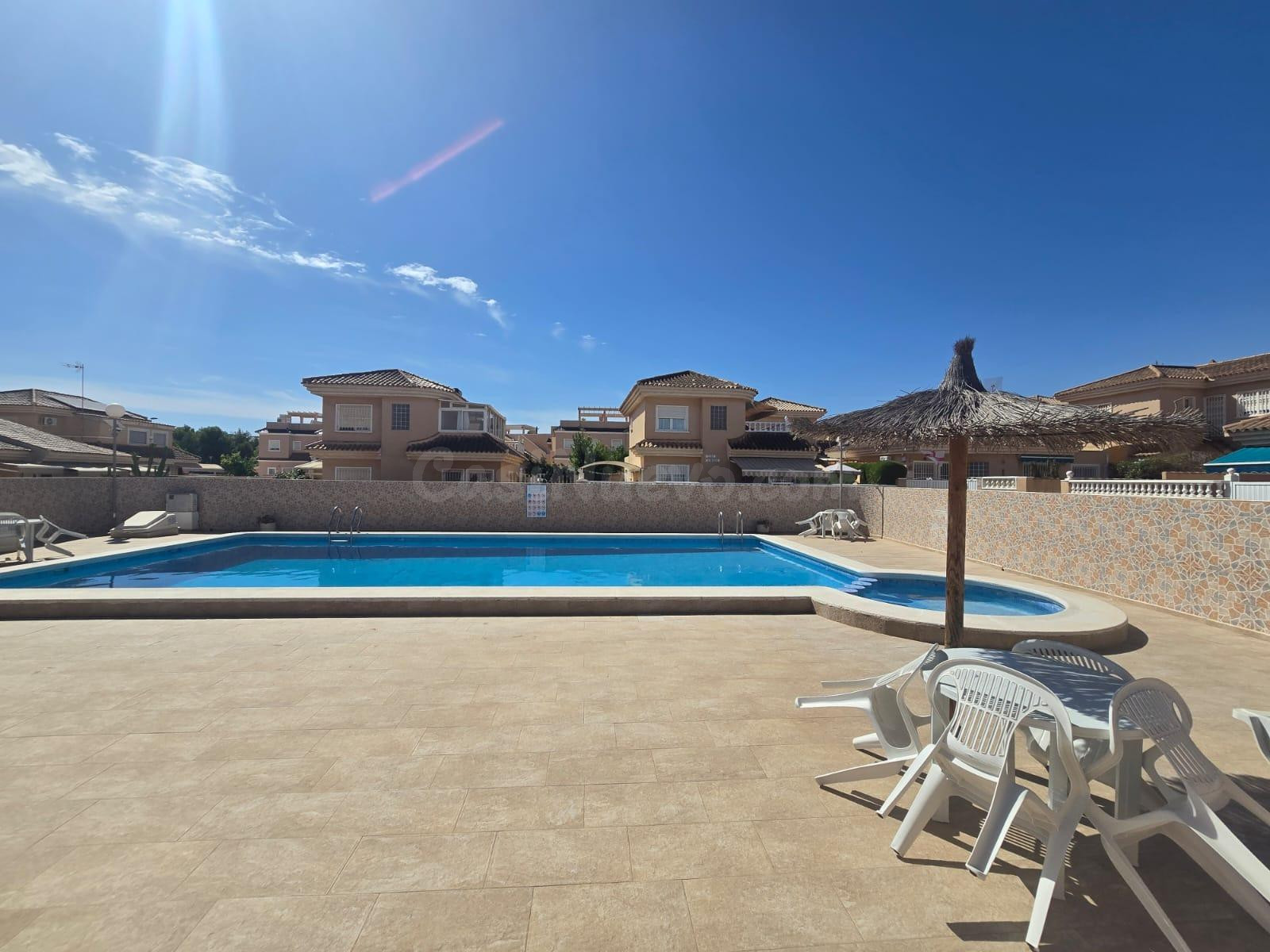 Chalet espacioso, 3 dormitorios, 2 baños, garaje, jardín muy - foto 3