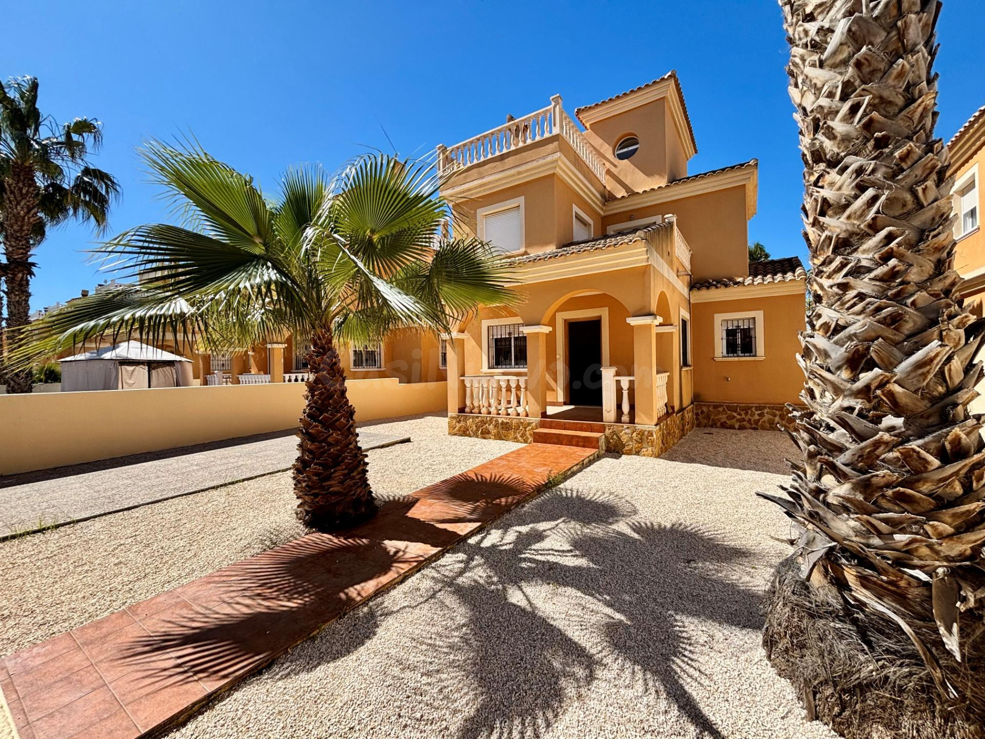 Chalet en urbanización con piscina comunitaria en Lo Crispín