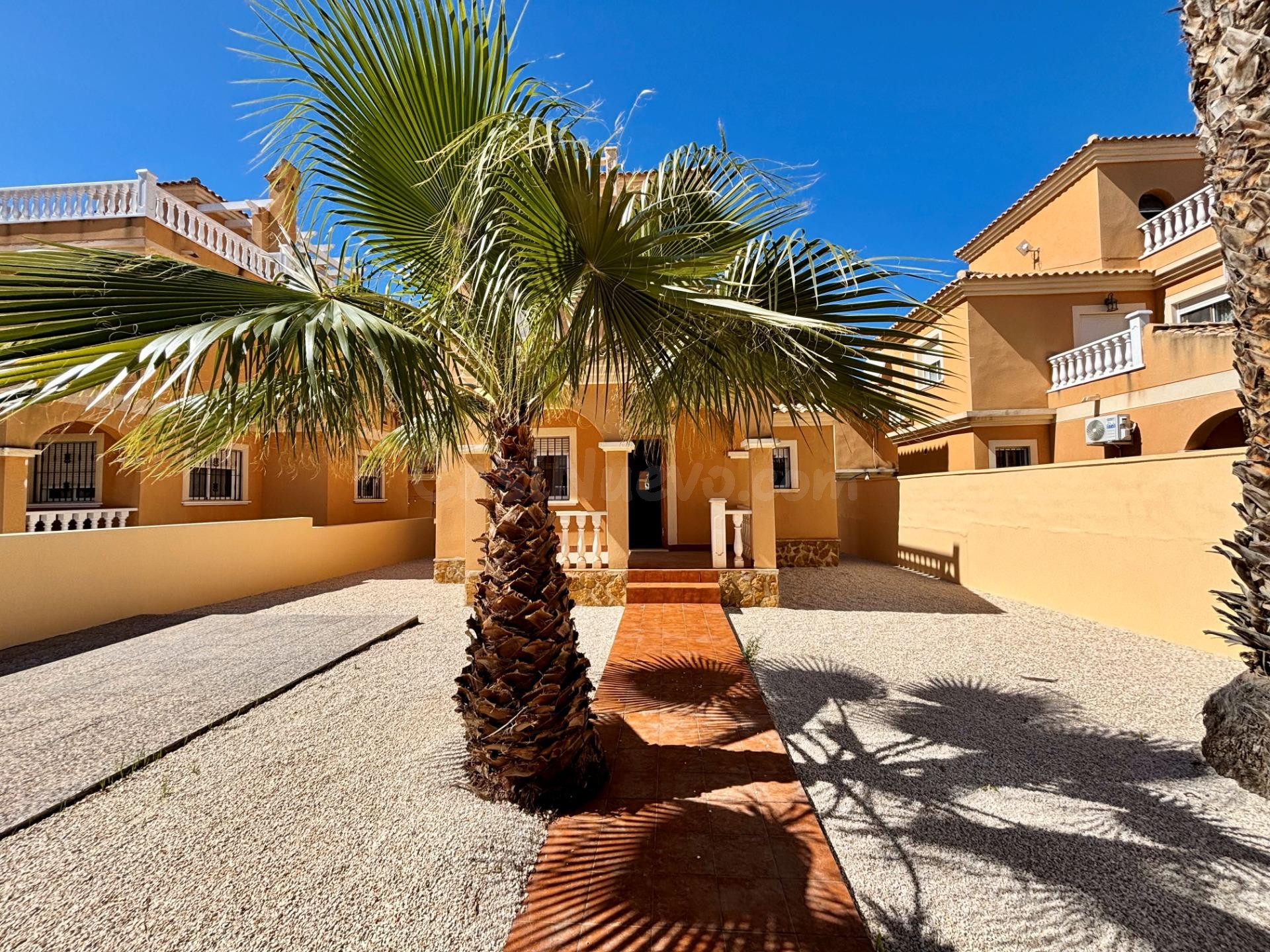 Chalet en urbanización con piscina comunitaria en Lo Crispín - foto 3