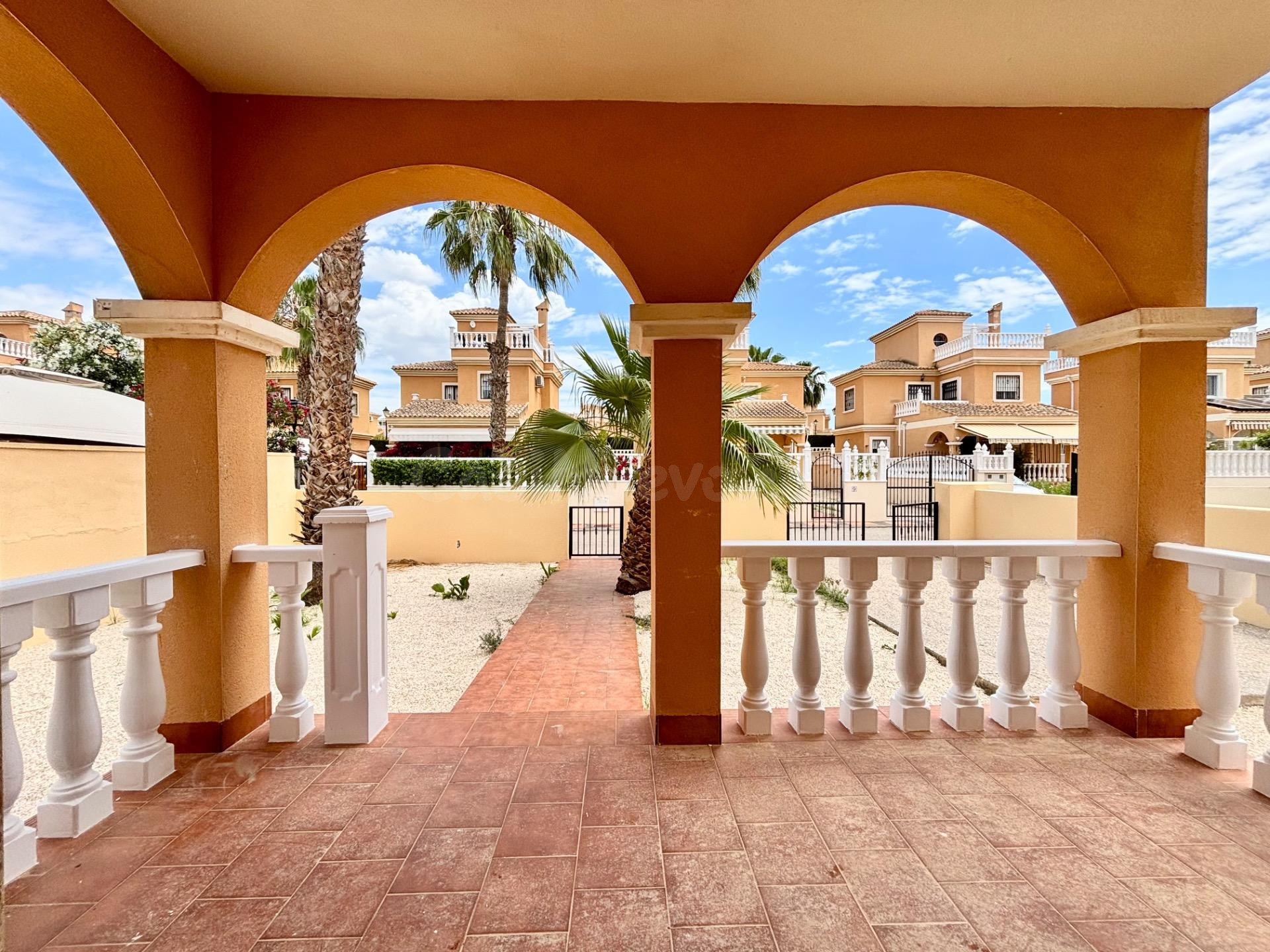 Chalet en urbanización con piscina comunitaria en Lo Crispín - foto 4
