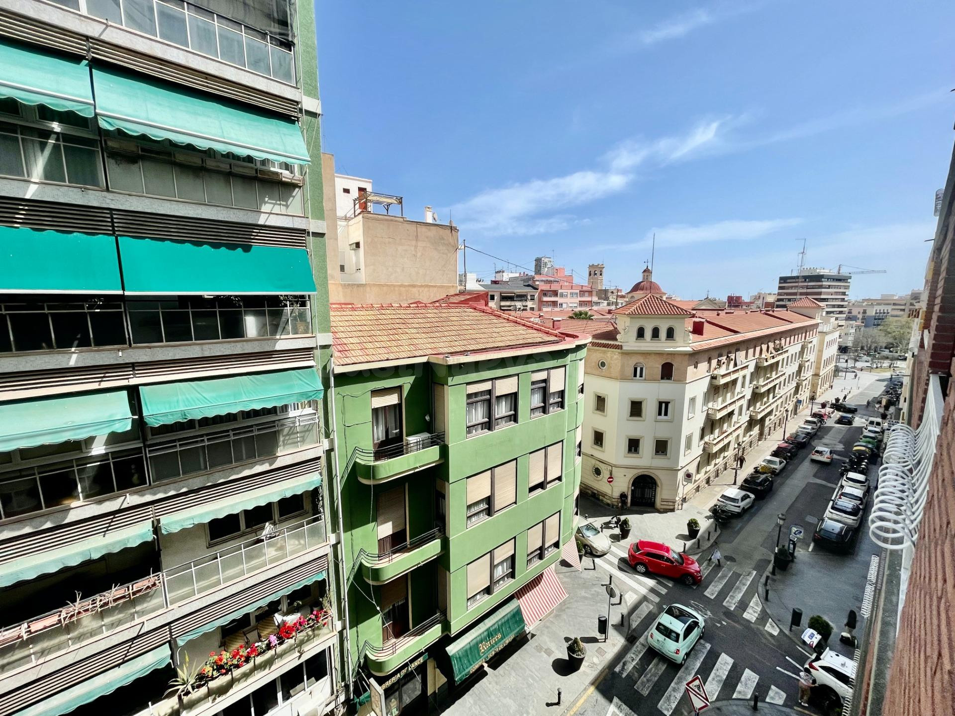 PISO 4 DORM. A 100MT PLAZA DE LOS LUCEROS - foto 2