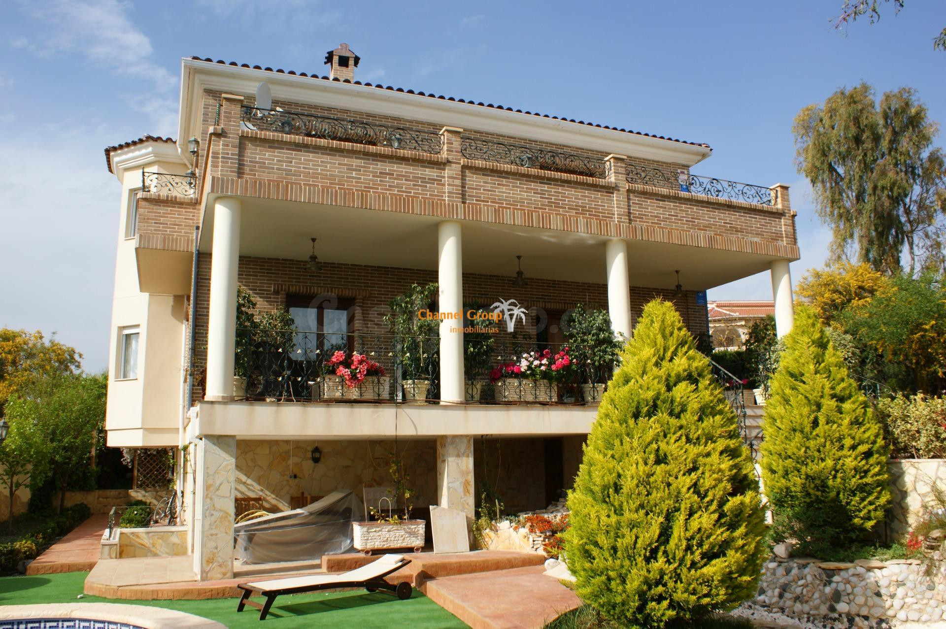 Exclusivo chalet con piscina y jardín en Ciudad Quesada