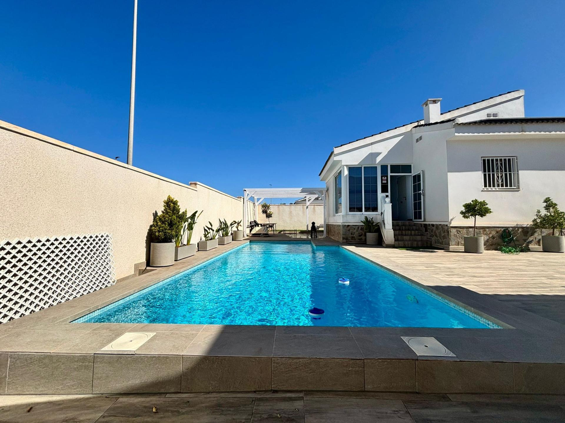 Chalet independiente con casita de invitados en Ciudad Quesa - foto 2