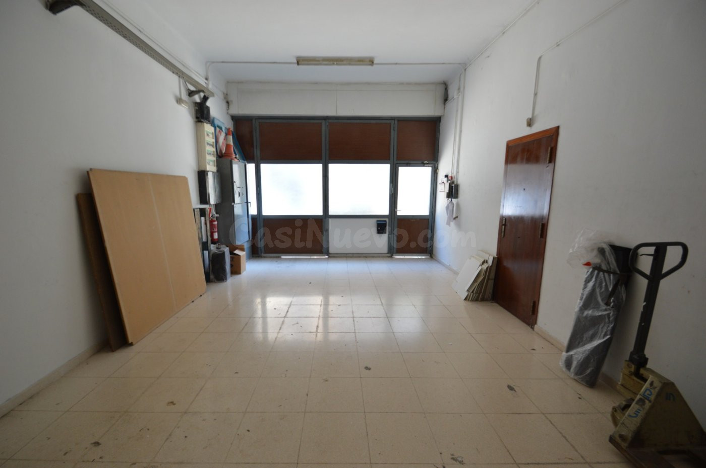 Local de 253m2, en planta baja diáfano, V. permanente. Alqui