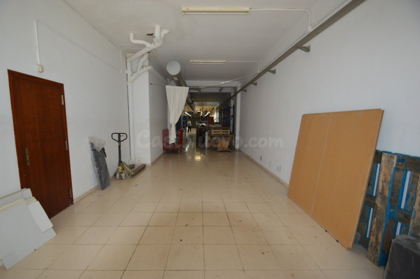 Local de 253m2, en planta baja diáfano, V. permanente. Alqui - foto 5