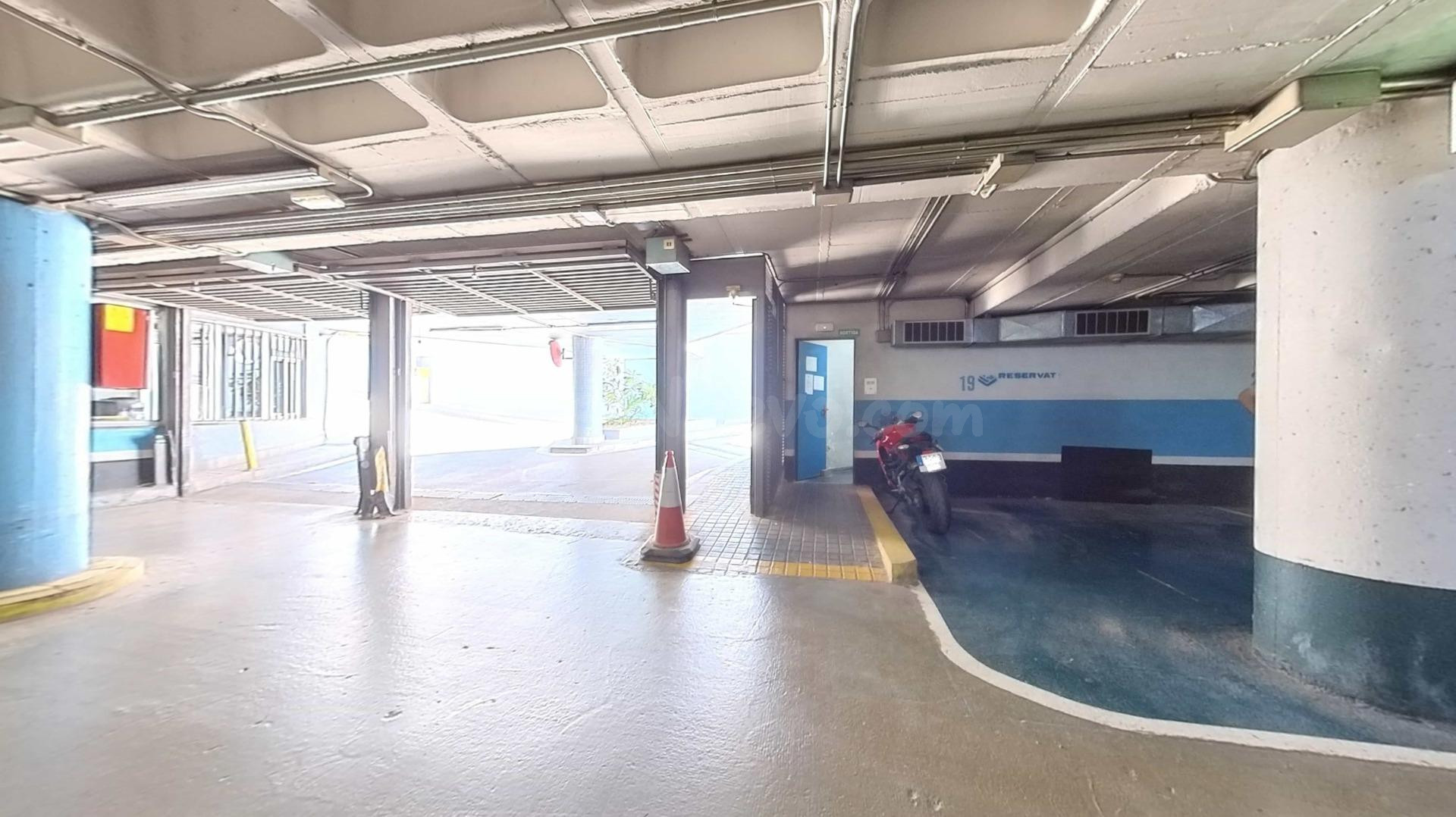 El parking más grande de la Plaza de las Palmeras (Sant Andr