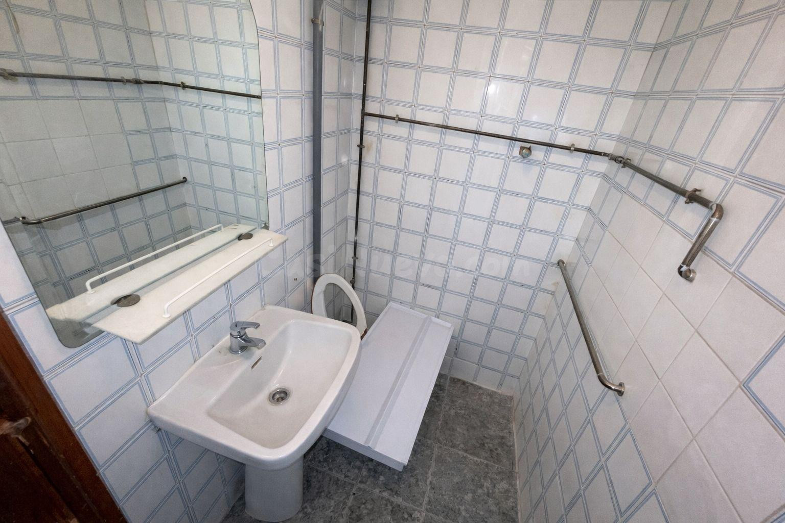 SE VENDE LOCAL COMERCIAL CON SALIDA DE HUMOS - foto 2
