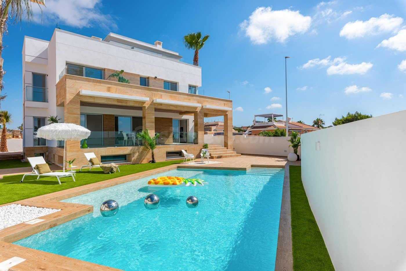 VILLA MODERNA DE OBRA NUEVA EN CIUDAD QUESADA