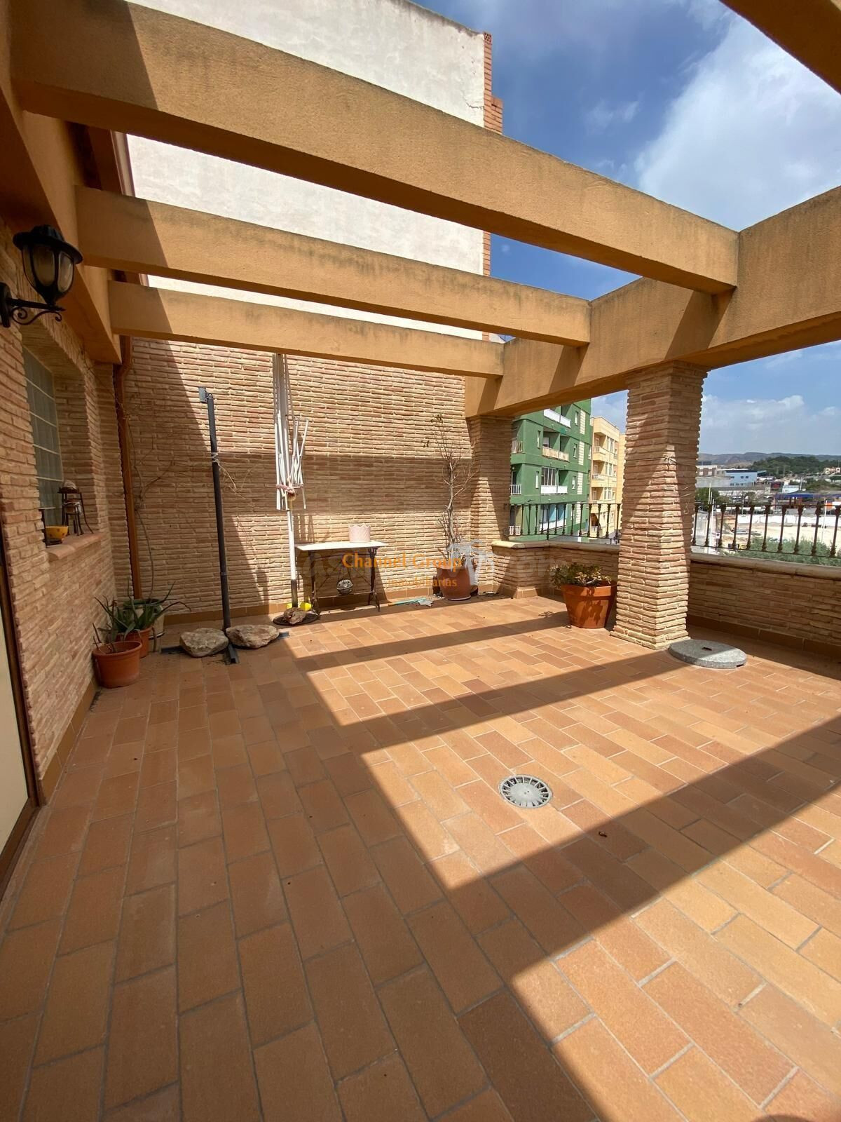 SE VENDE ESPECTACULAR CASA DE 3 PLANTAS  CON ASCENSOR EN CRE