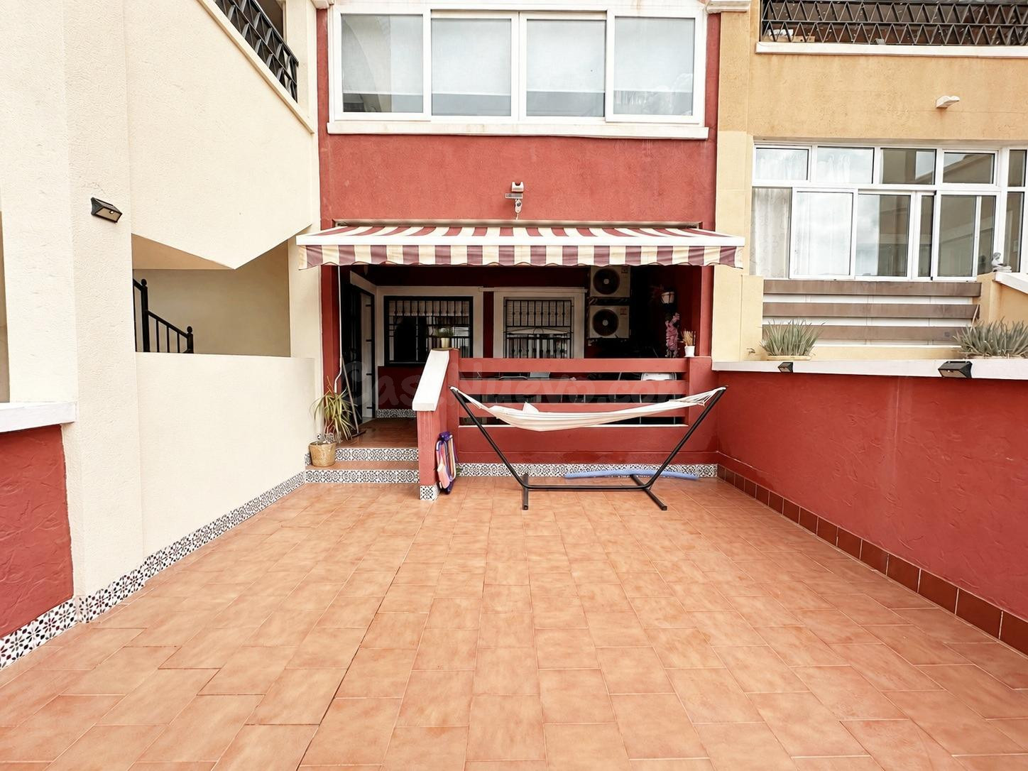 Bungalow en planta baja con amplia terraza y piscina comunit - foto 2