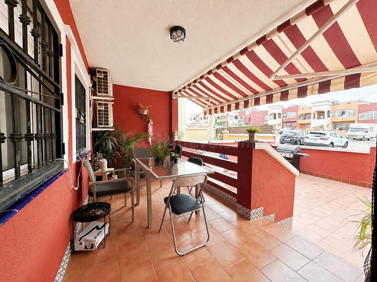 Bungalow en planta baja con amplia terraza y piscina comunit - foto 3
