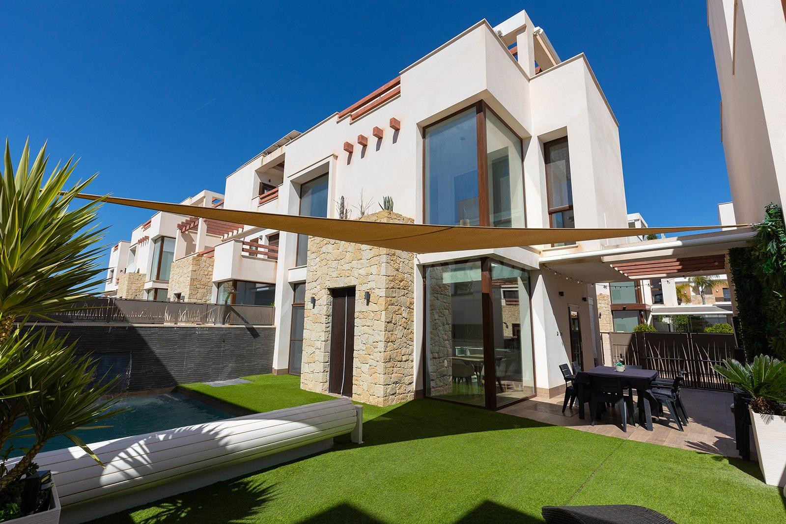 Oportunidad Villa Obra Nueva en Pueblo Bravo