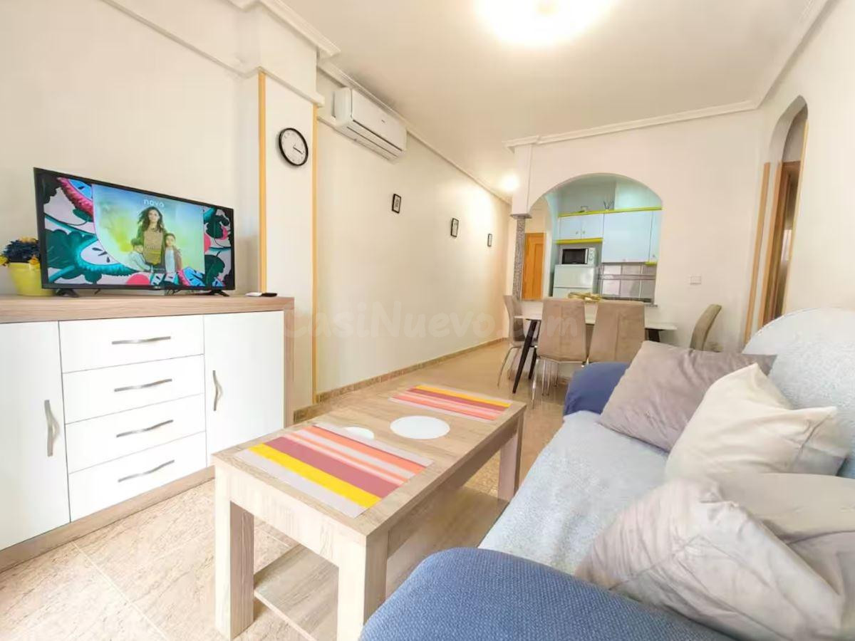 Apartamento con piscina comunitaria, Alicante, Torrevieja. 2 habitaciones, 52 m2, 1,4 kilómetros del mar