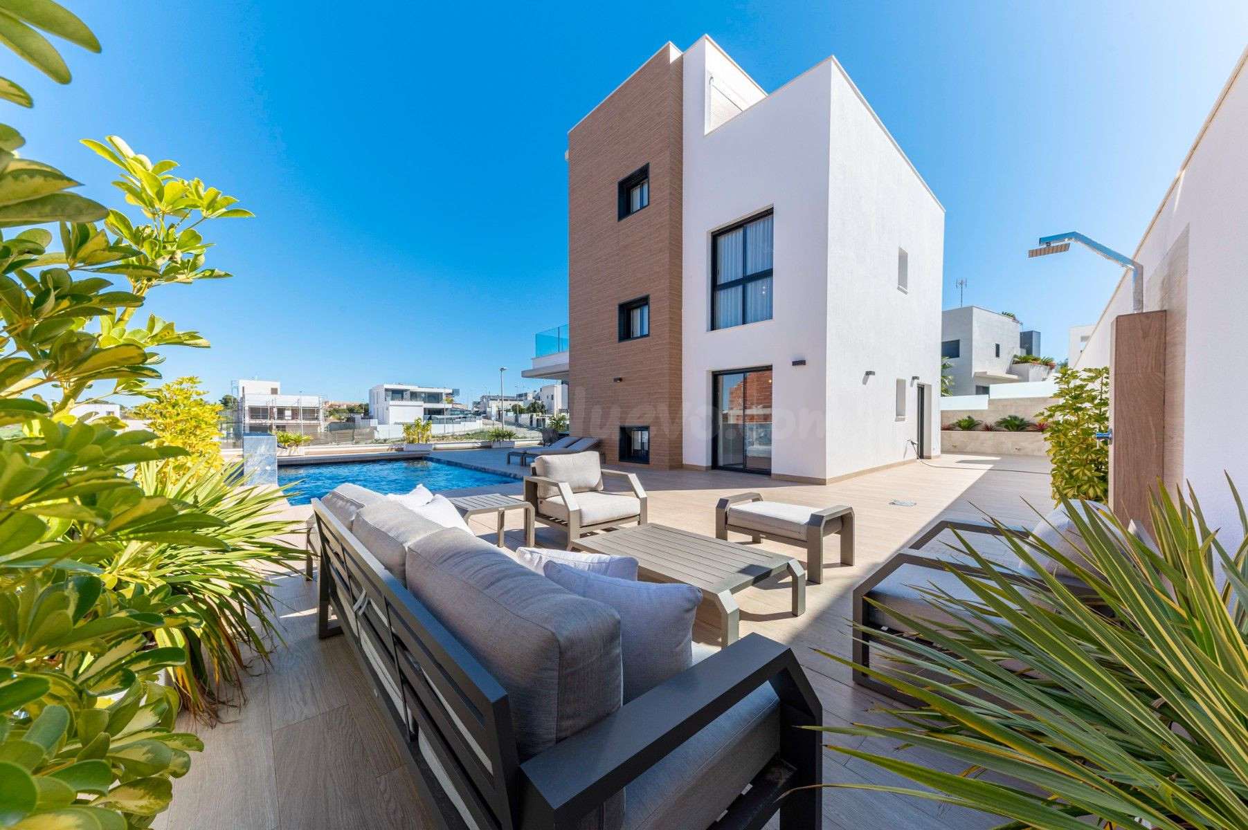 EXCLUSIVA VILLA DE LUJO A 5 MINUTOS DE LA PLAYA