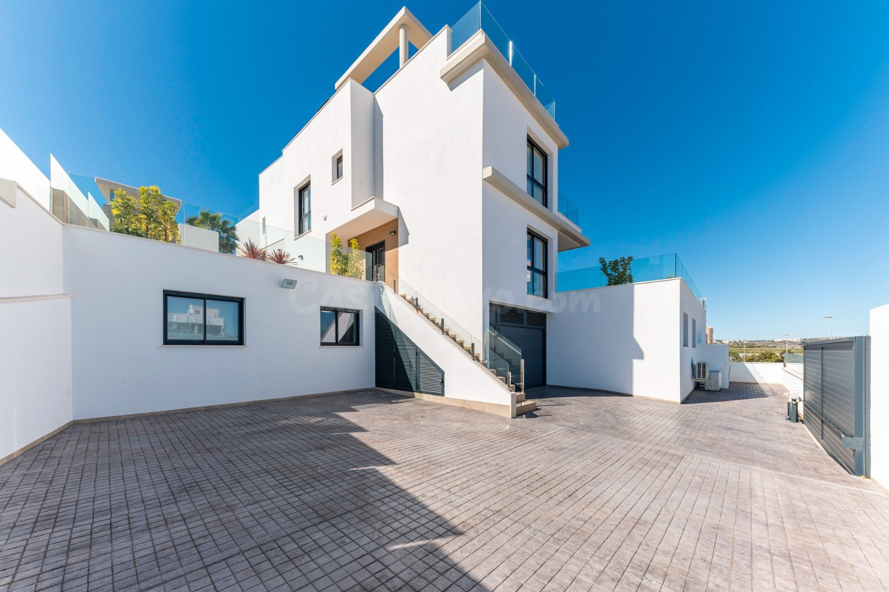 EXCLUSIVA VILLA DE LUJO A 5 MINUTOS DE LA PLAYA - foto 2