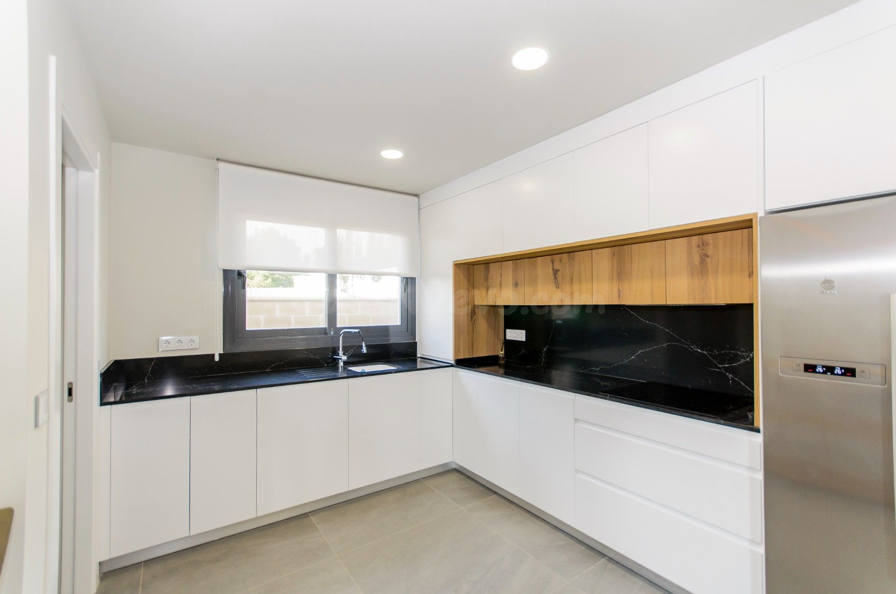 Exclusiva villa de diseño con amplia parcela, piscina privad - foto 3