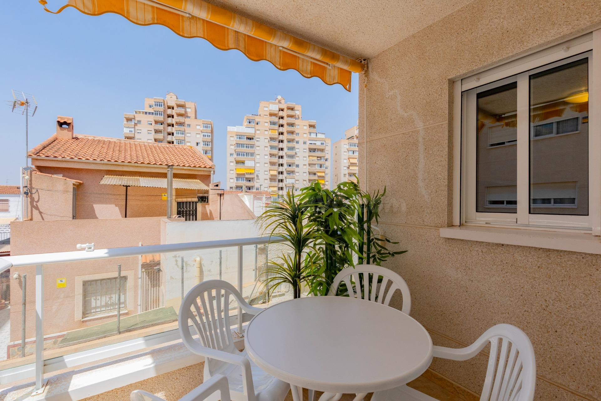 Impecable piso de dos dormitorios con piscina y garaje incluido en Nueva Torrevieja