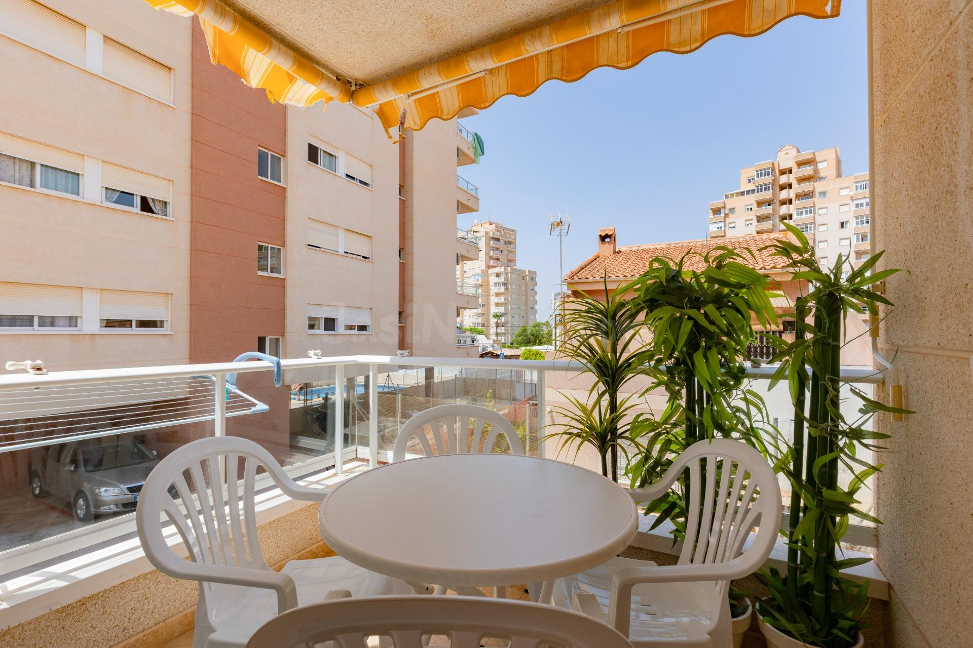Impecable piso de dos dormitorios con piscina y garaje incluido en Nueva Torrevieja - foto 2