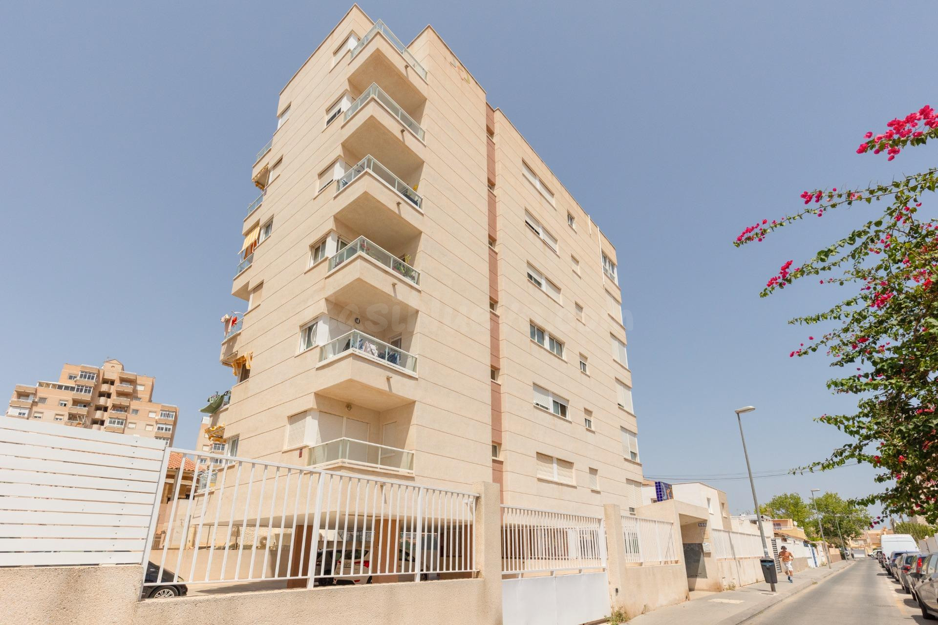 Impecable piso de dos dormitorios con piscina y garaje incluido en Nueva Torrevieja - foto 5
