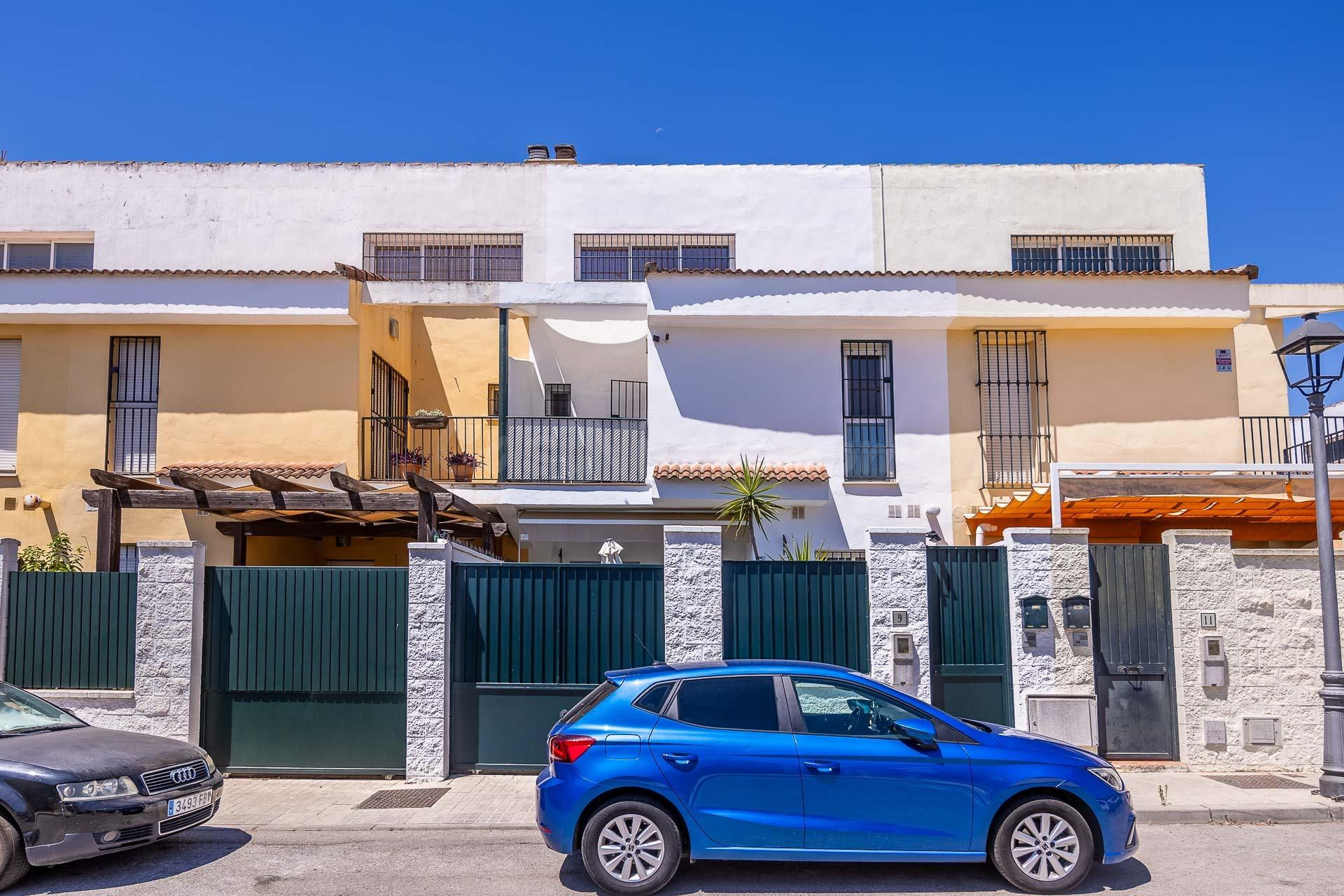 Chalet adosado en Gines - foto 2