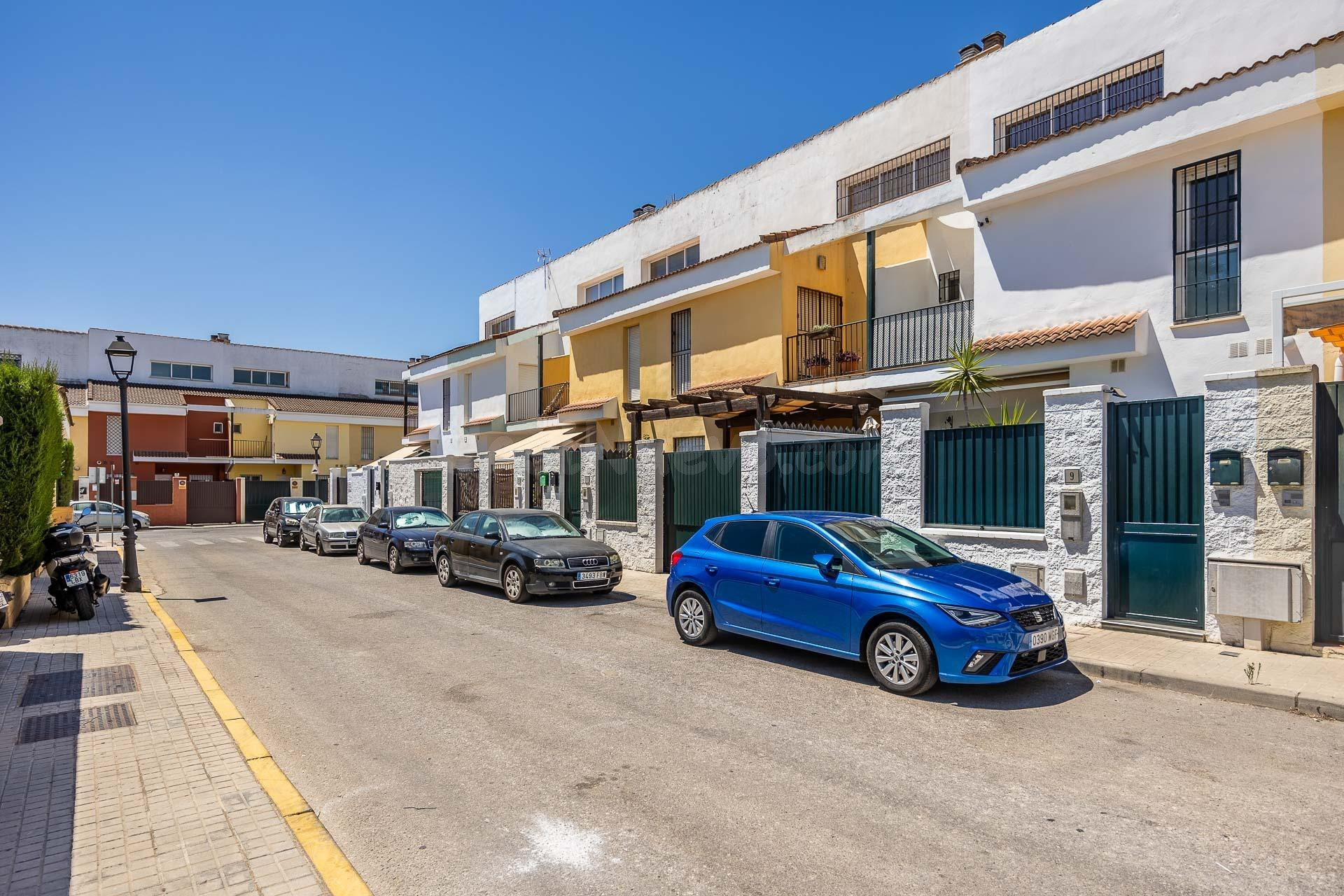 Chalet adosado en Gines - foto 3