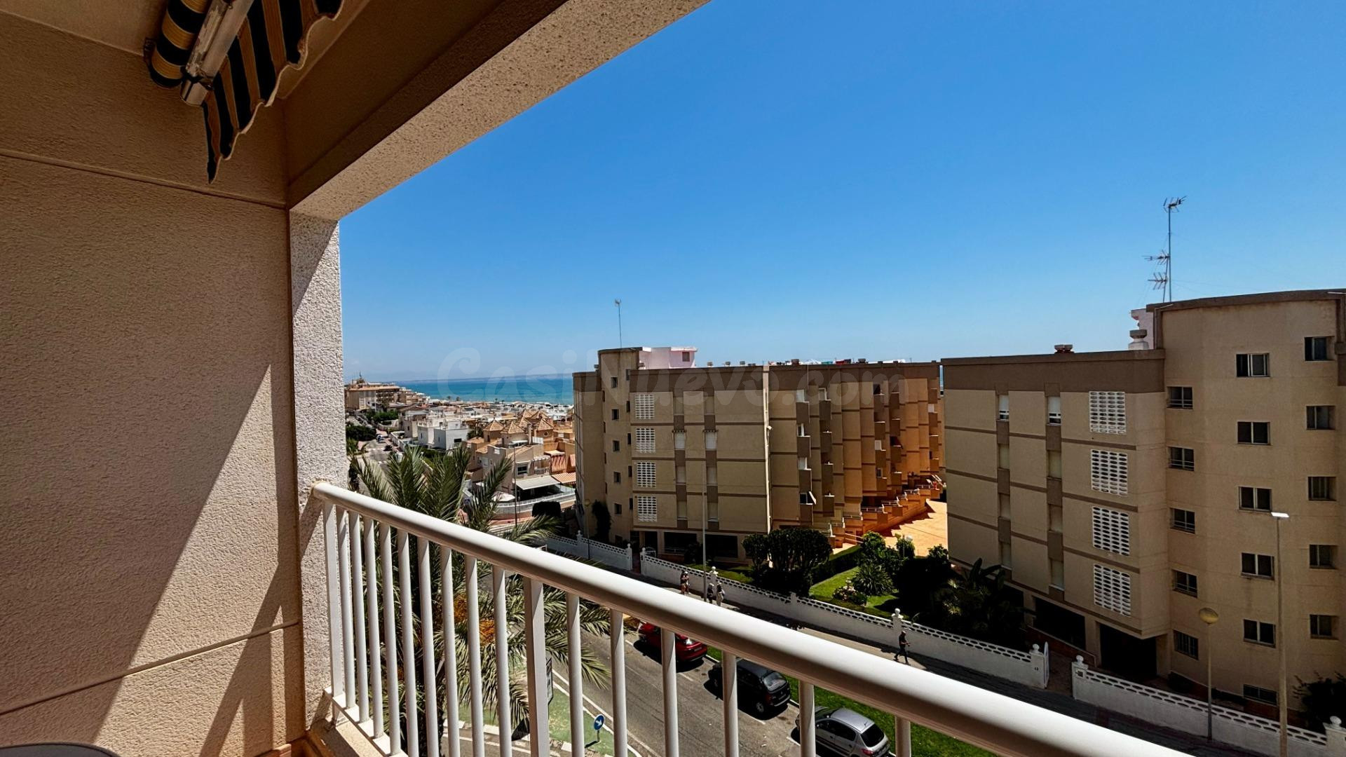 Piso de 2 habitaciones y 2 baños en Avenida Cervantes con vistas al mar