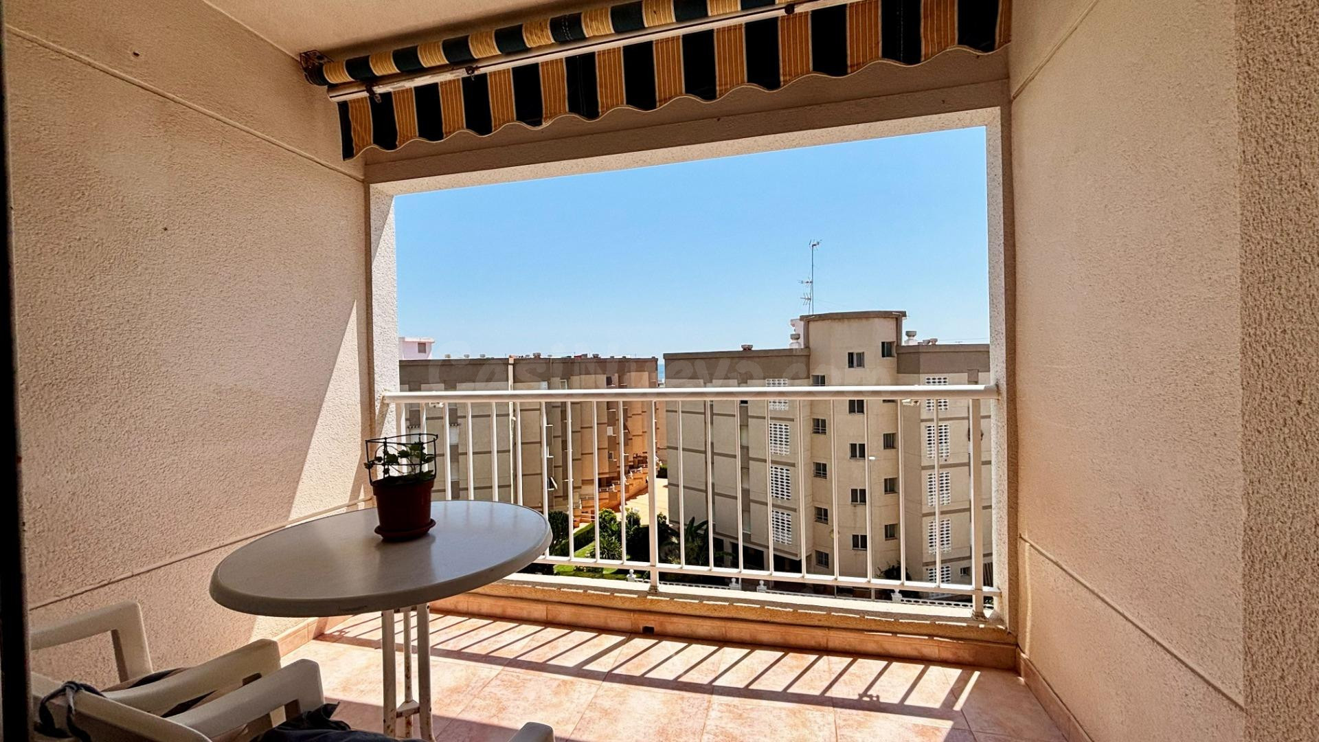 Piso de 2 habitaciones y 2 baños en Avenida Cervantes con vi - foto 2
