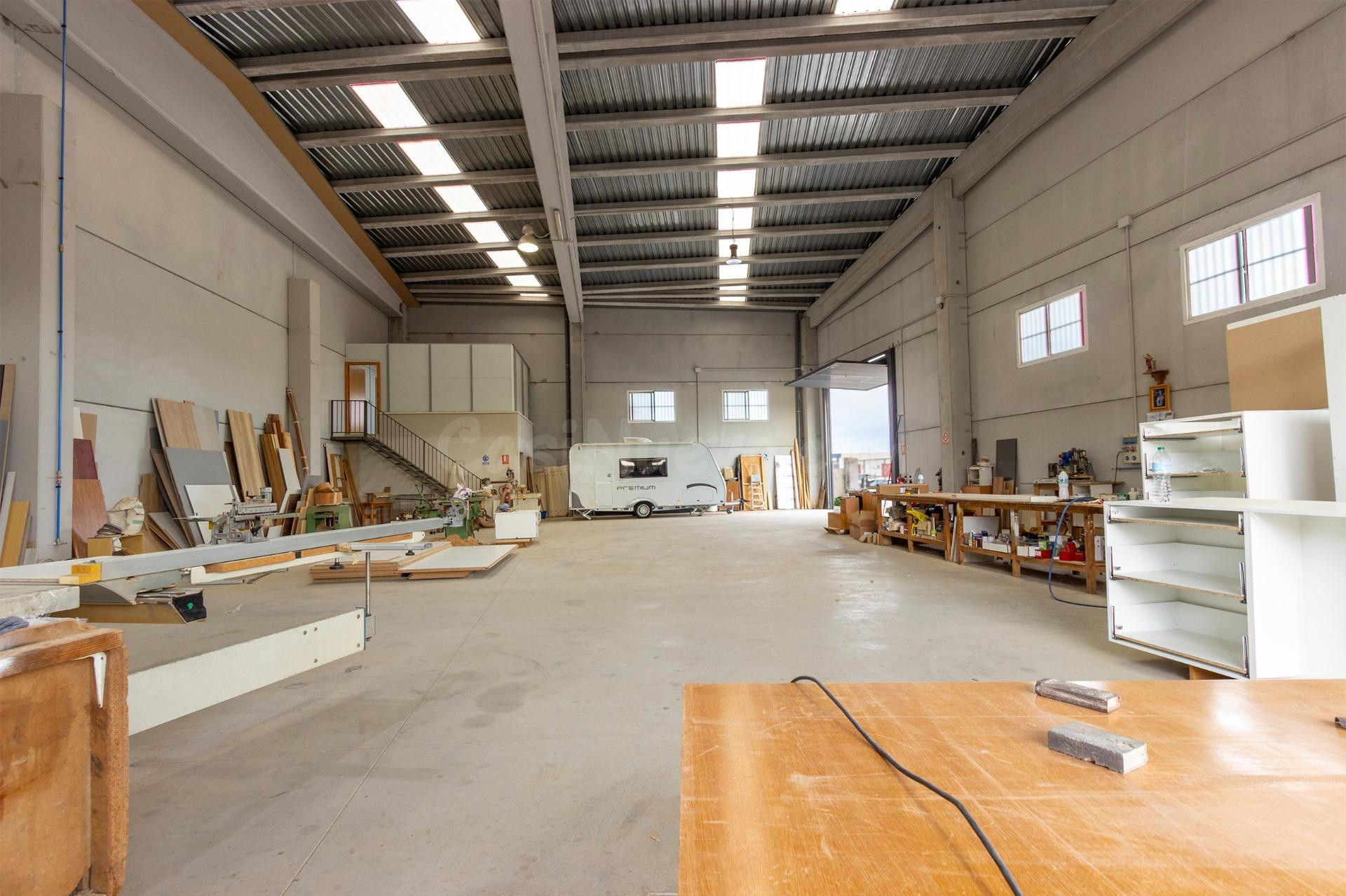 ¡Oportunidad única! Nave industrial en Bigastro y 2 negocios