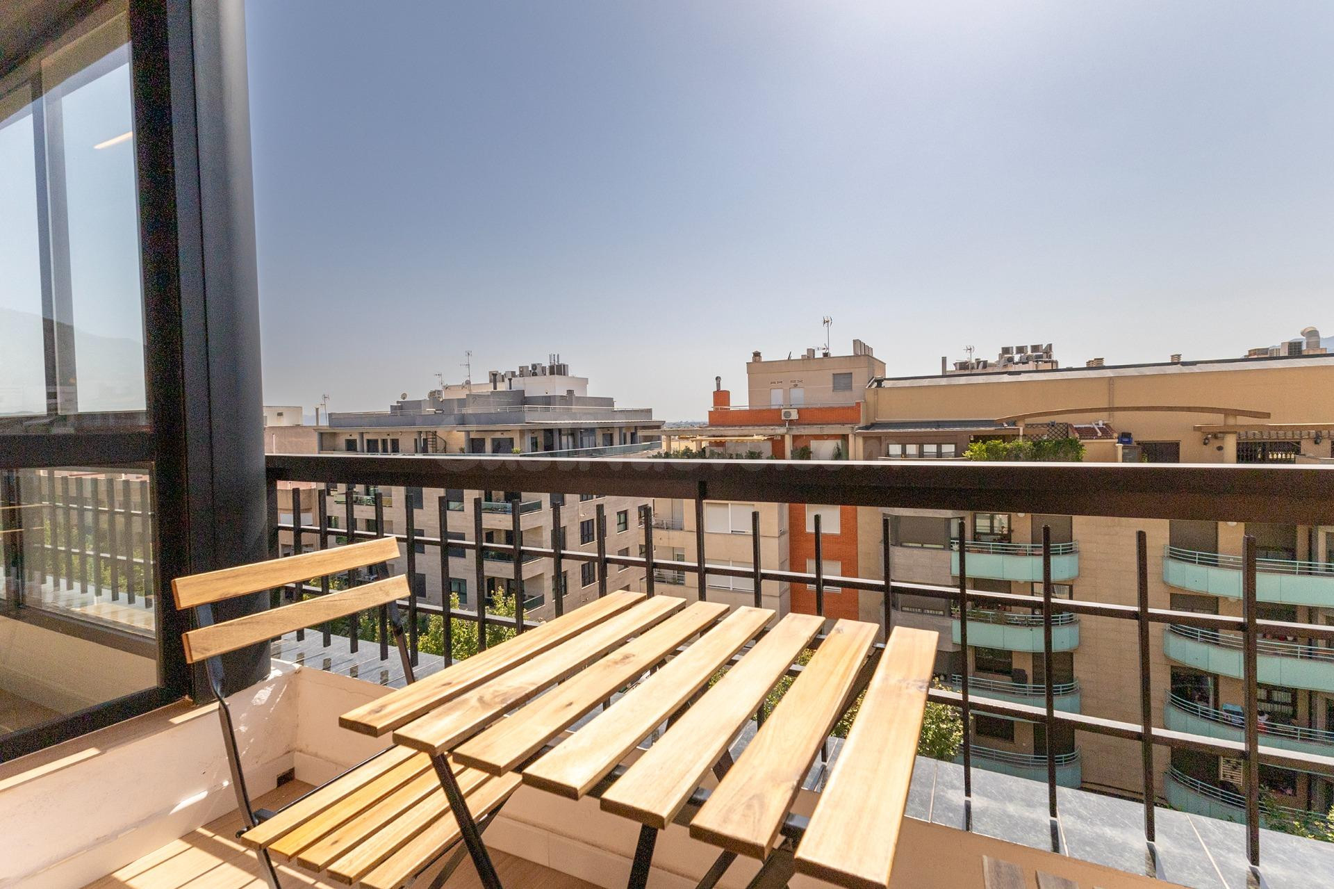 ✨ Exclusivo Piso Reformado en Av. Teodomiro: Luz, Vistas y C