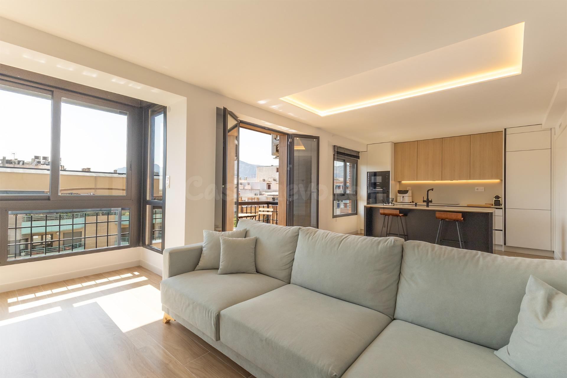 ✨ Exclusivo Piso Reformado en Av. Teodomiro: Luz, Vistas y C - foto 2