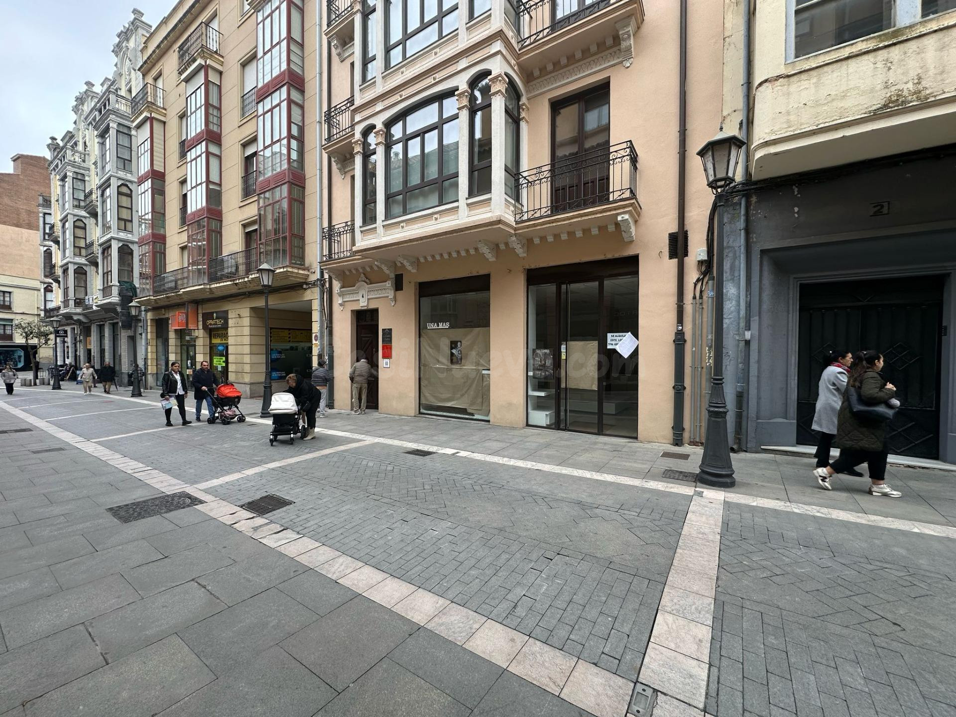 Tu próximo negocio empieza aquí: local con escaparate en ple