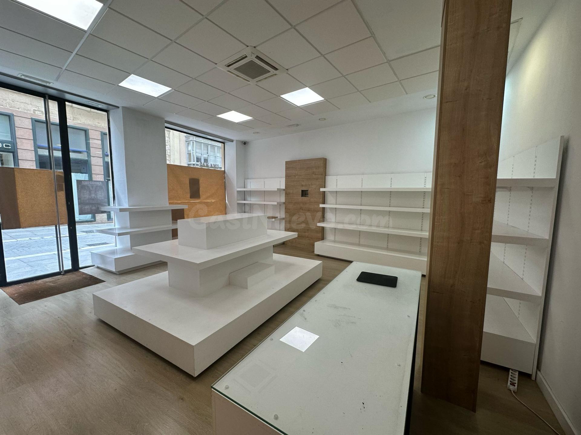 Tu próximo negocio empieza aquí: local con escaparate en ple - foto 2