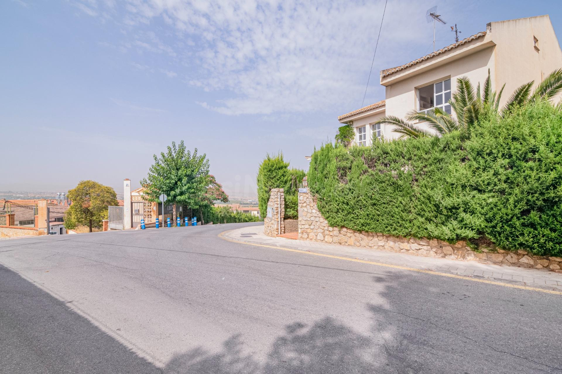 Chalet independiente en esquina en una zona muy buena de Hué - foto 4
