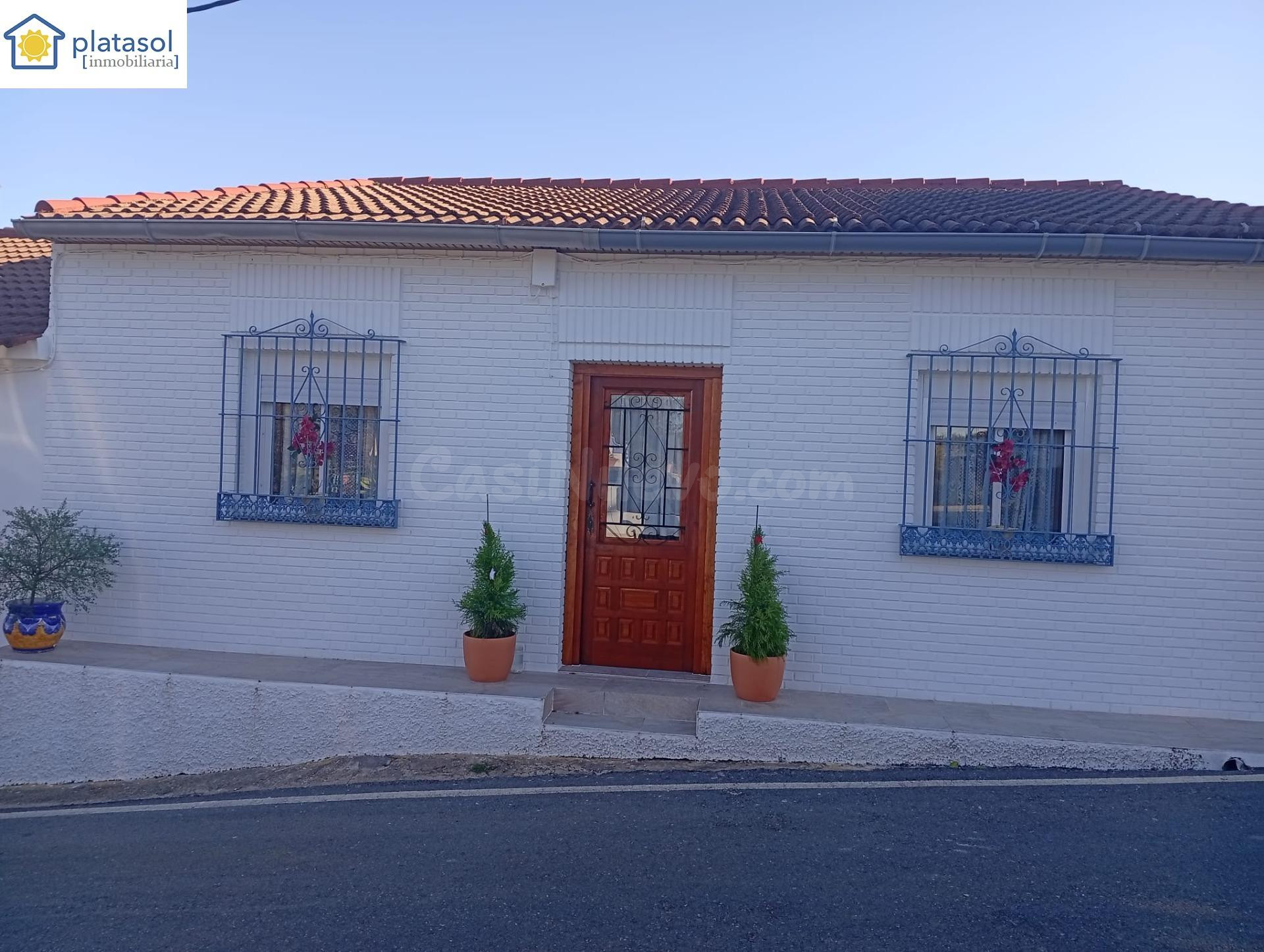 Encantadora casa reformada y amueblada con amplia parcela en