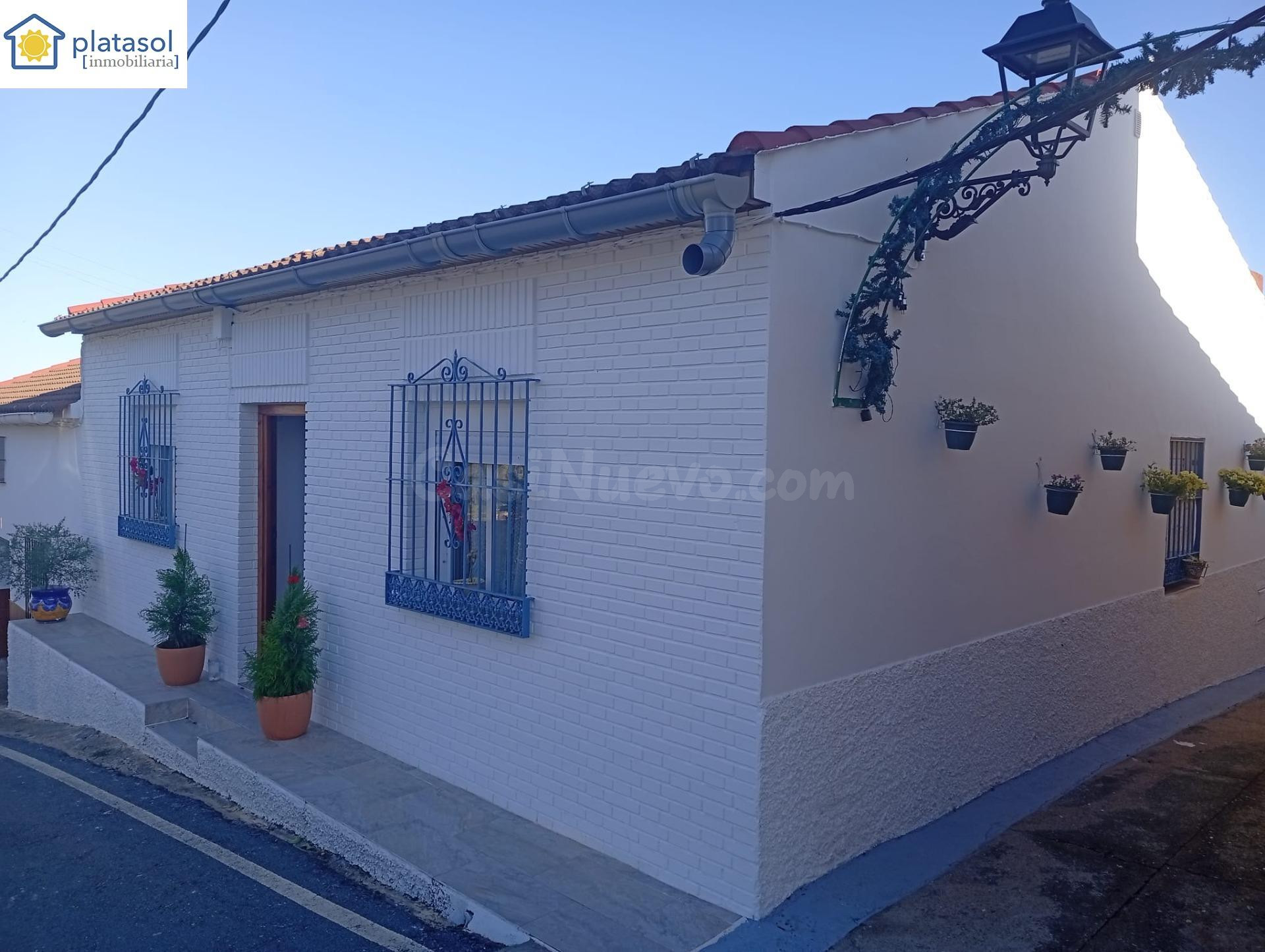Encantadora casa reformada y amueblada con amplia parcela en - foto 2