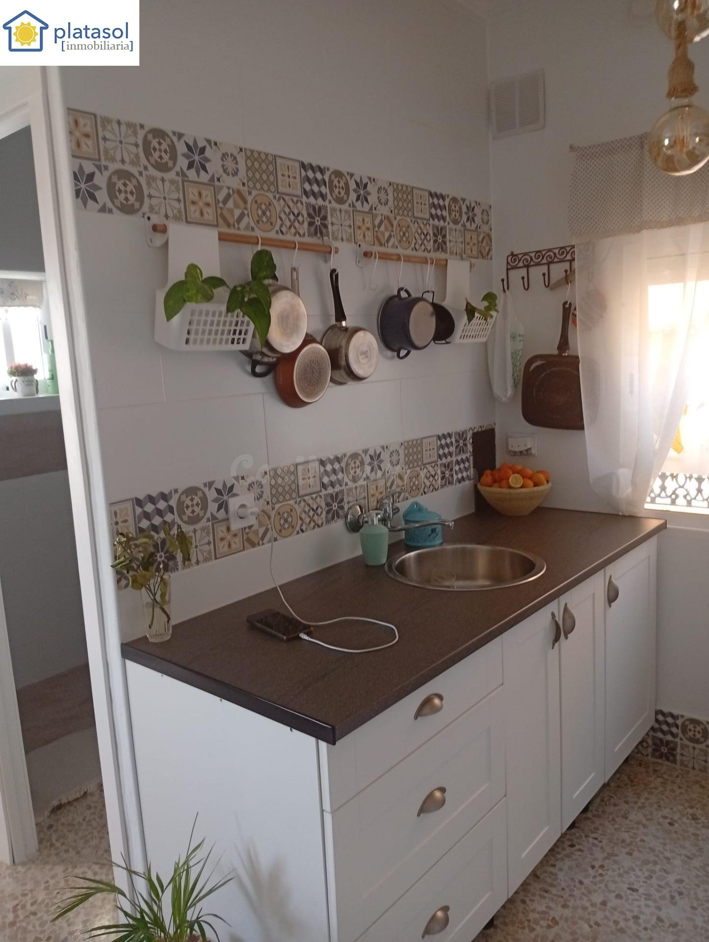 Encantadora casa reformada y amueblada con amplia parcela en - foto 3