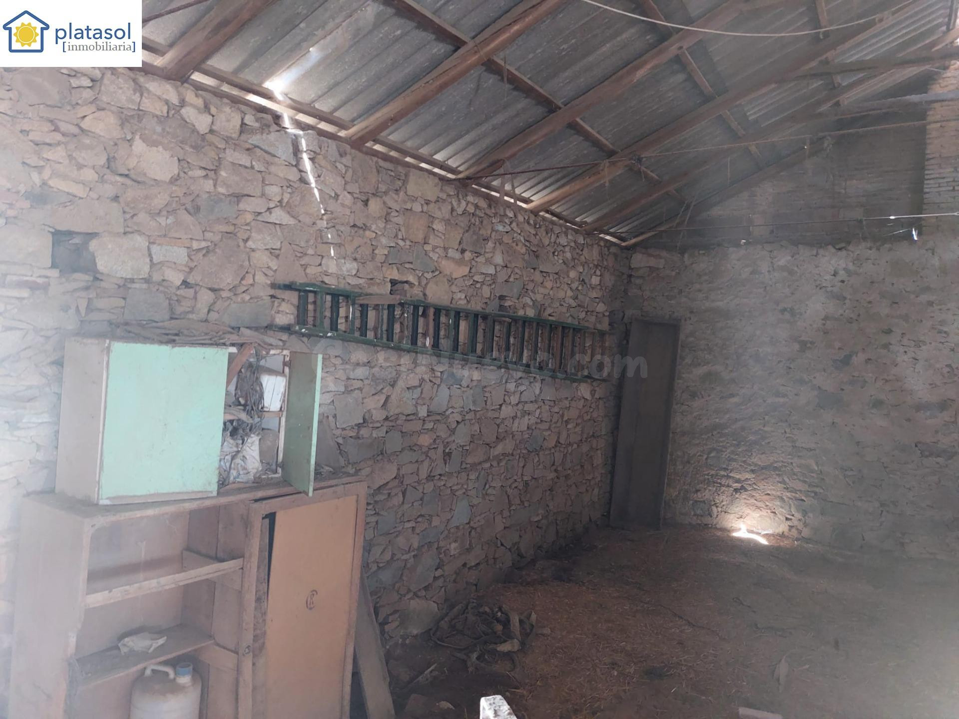 Terreno en Gerena con una construcción para reformar - foto 3
