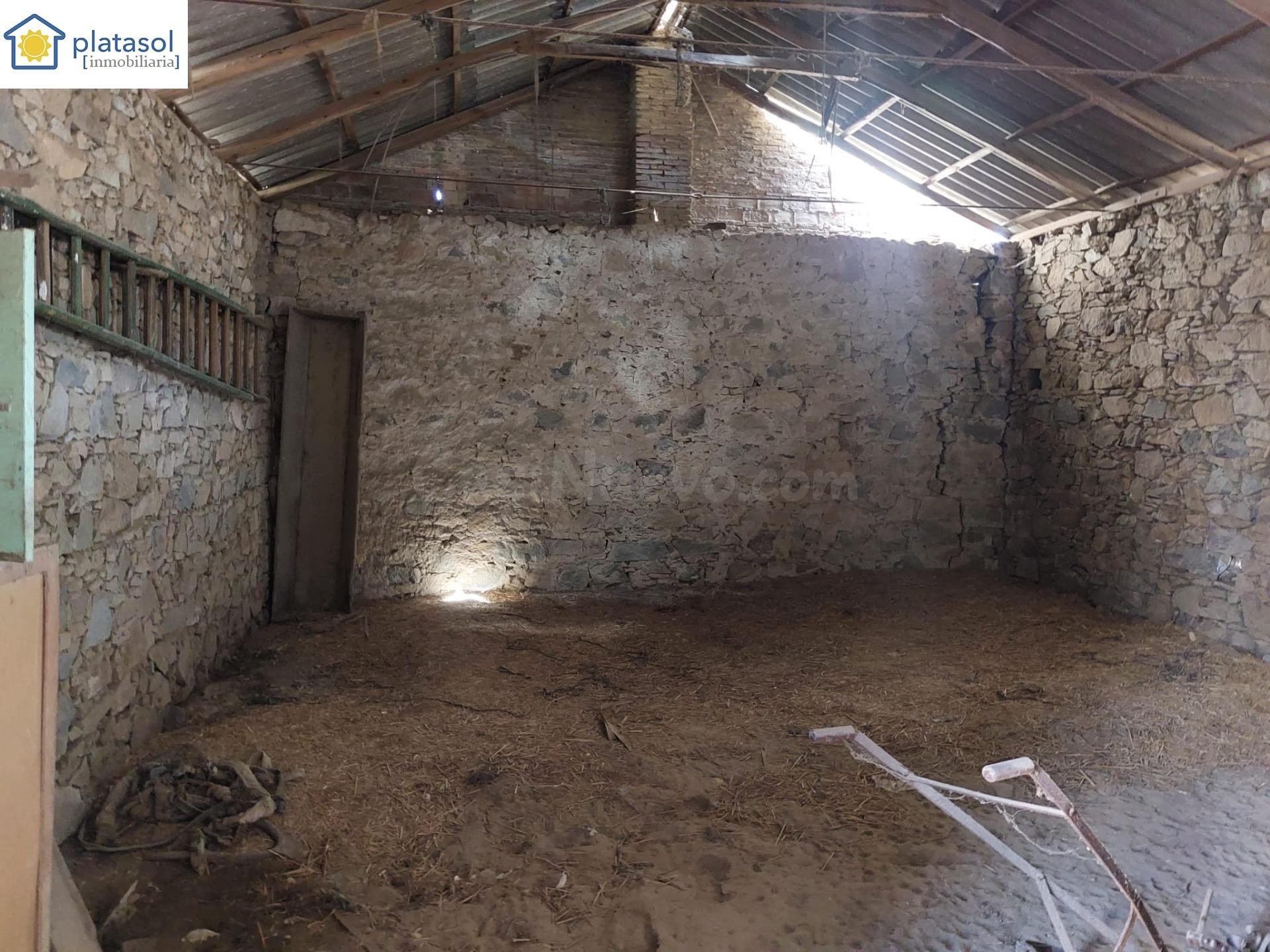 Terreno en Gerena con una construcción para reformar - foto 4